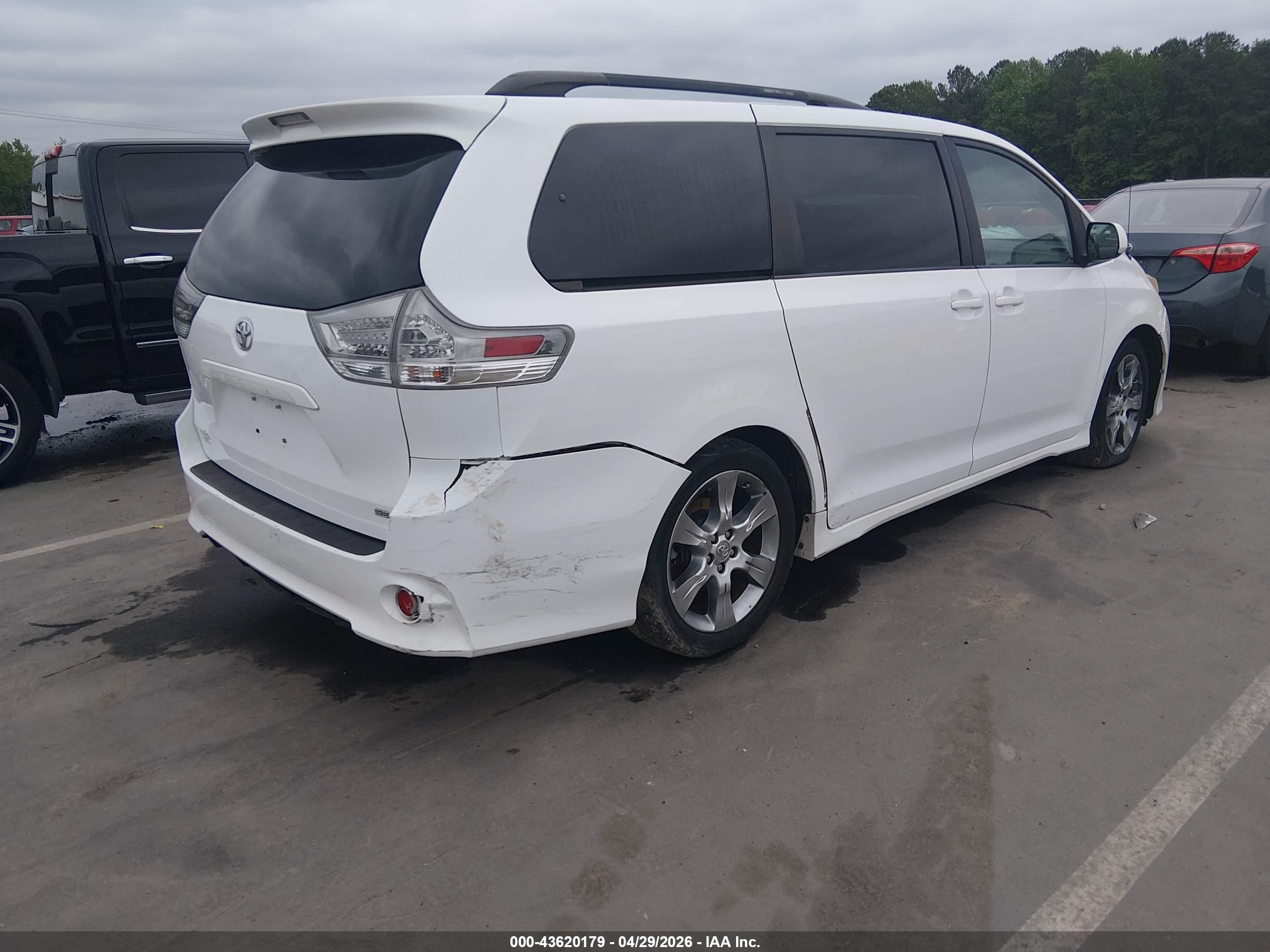 TOYOTA SIENNA image 4