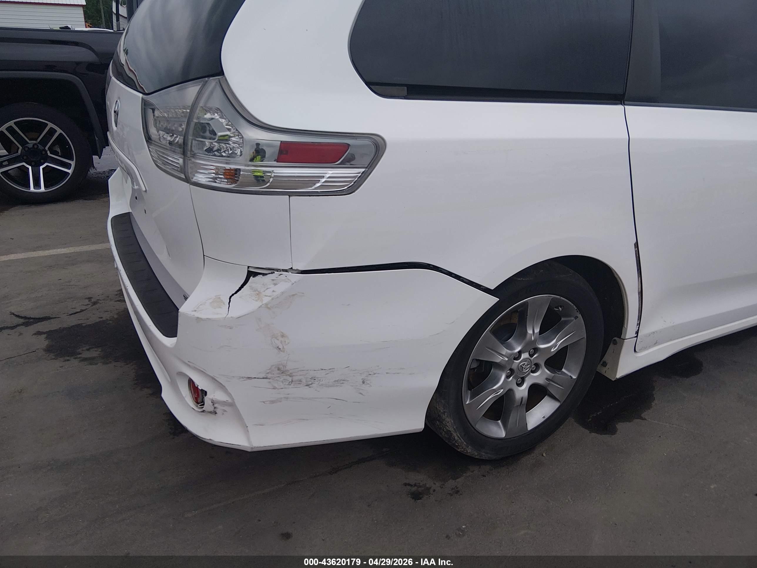 TOYOTA SIENNA image 6