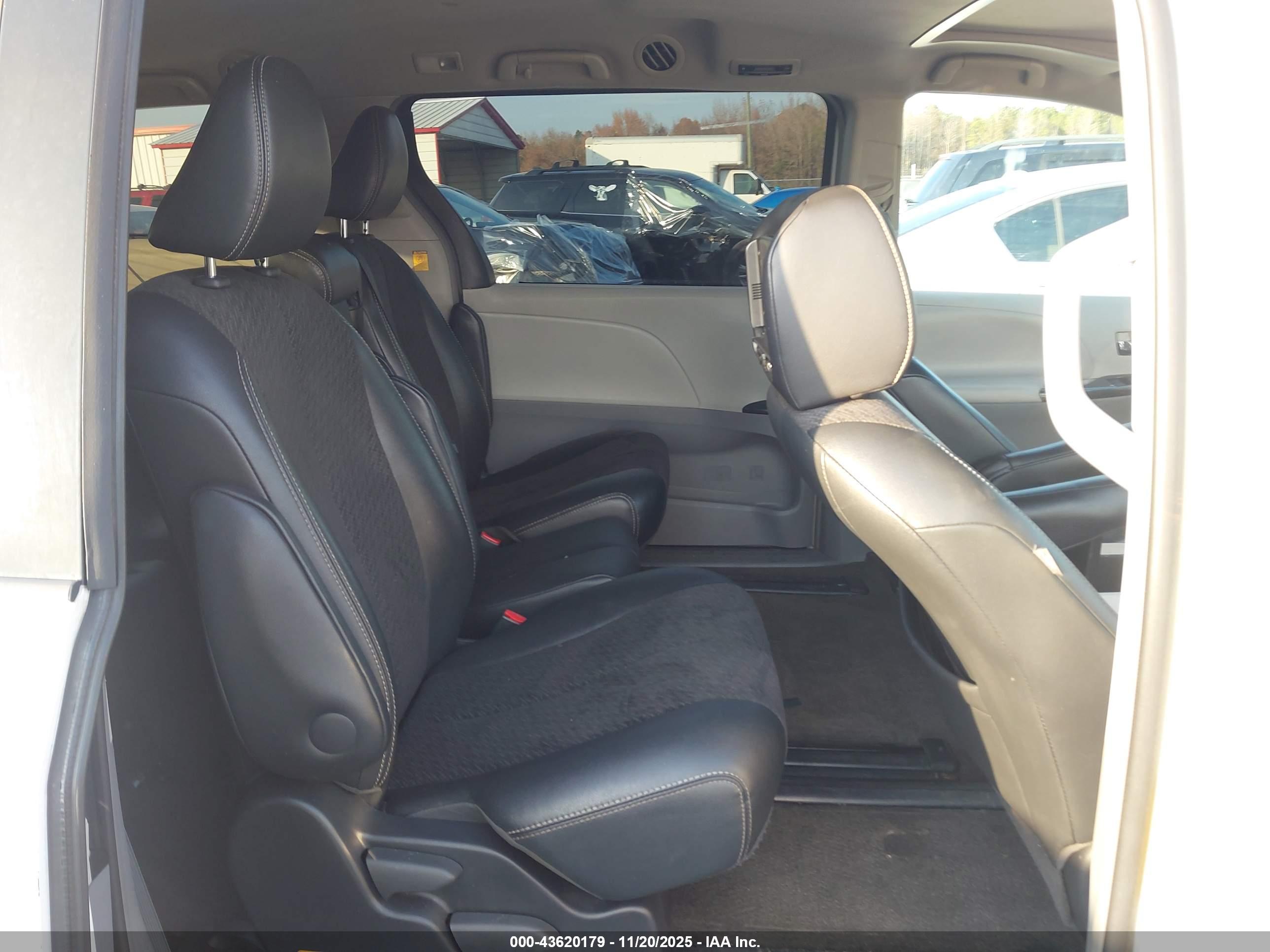 TOYOTA SIENNA image 8