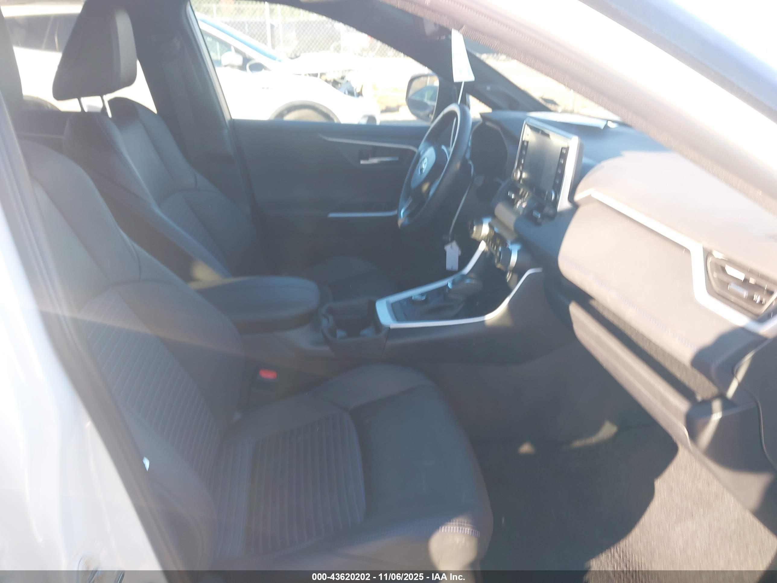 TOYOTA RAV4 image 5