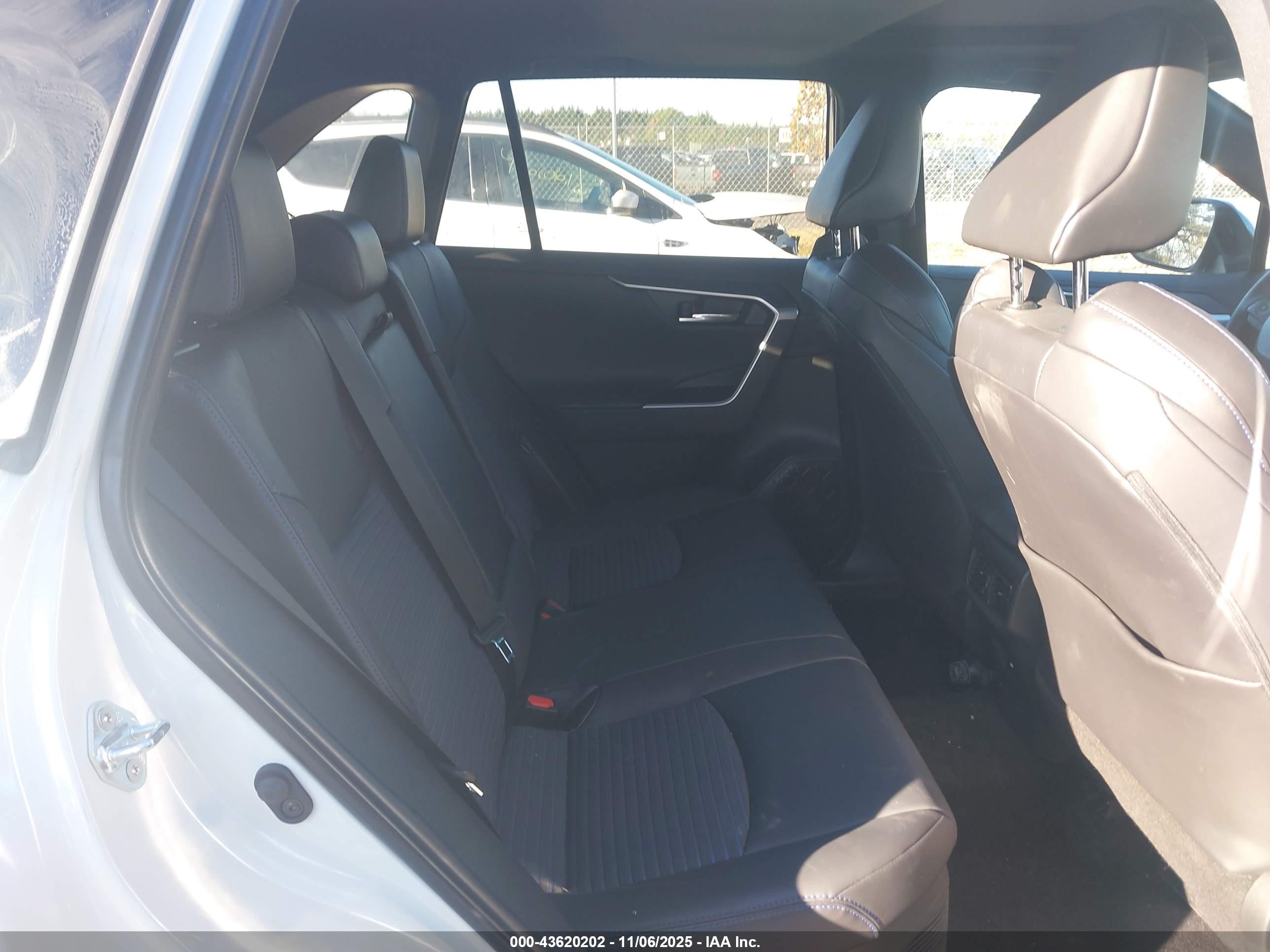 TOYOTA RAV4 image 8