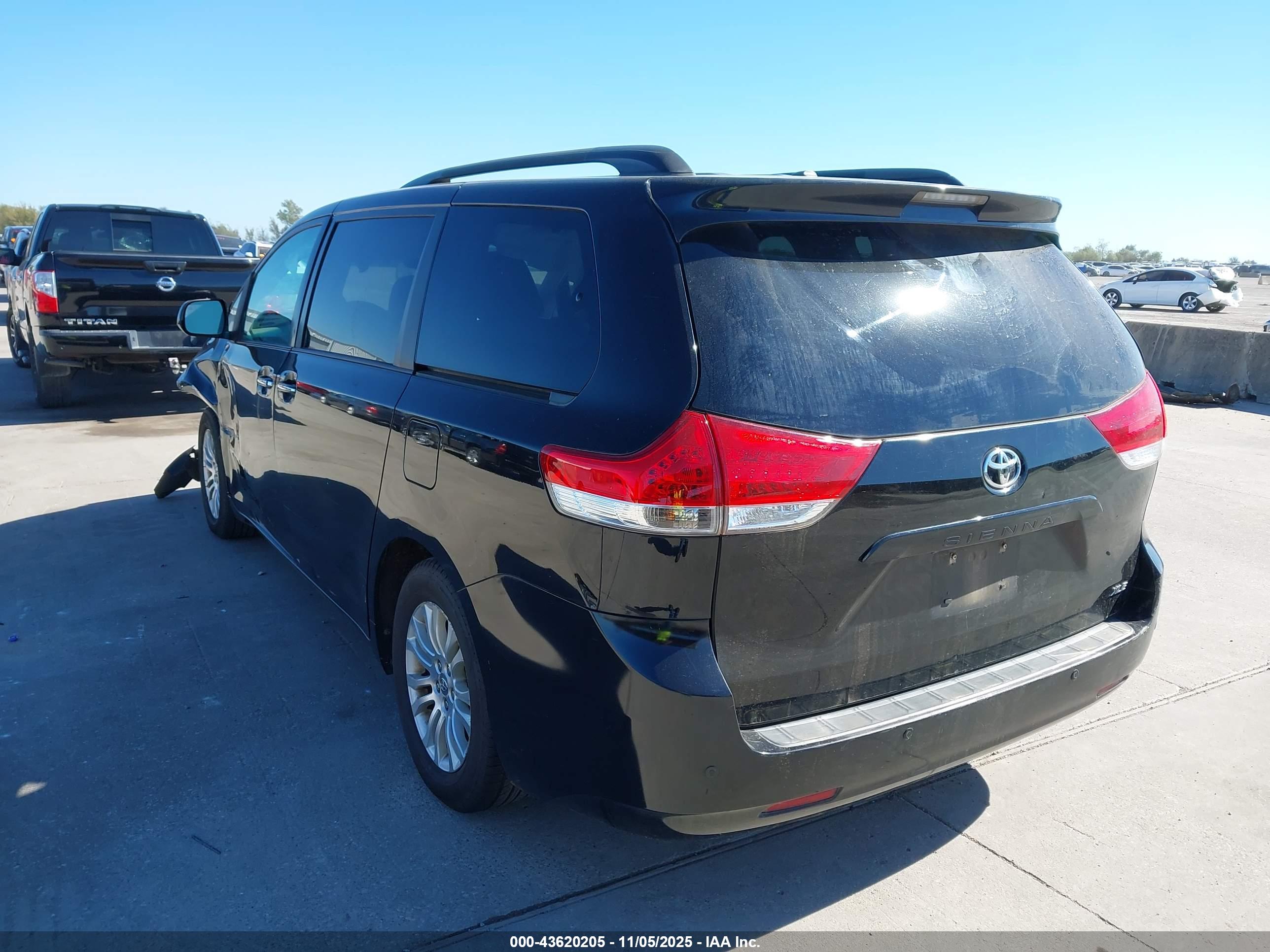 TOYOTA SIENNA image 3