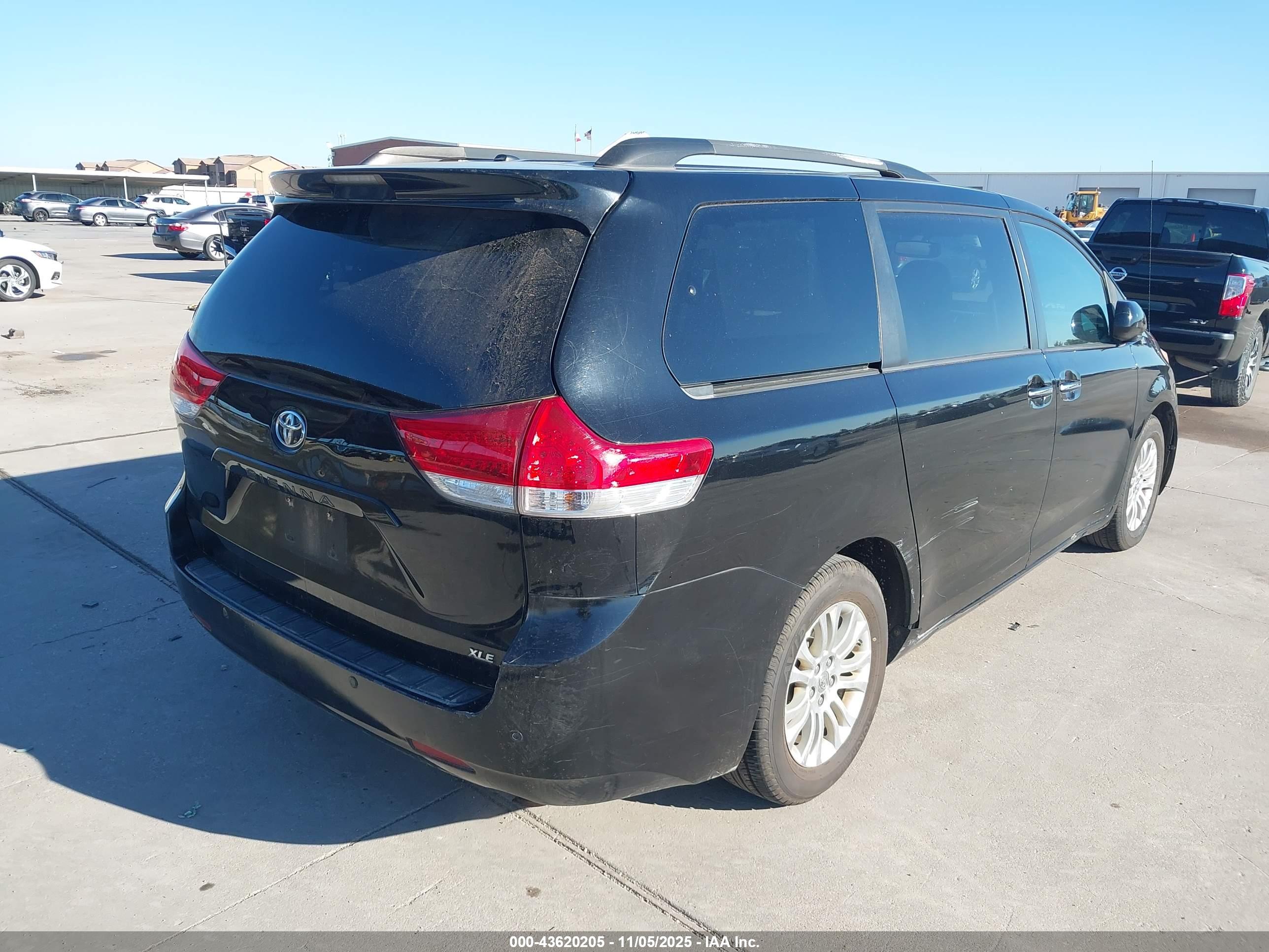 TOYOTA SIENNA image 4