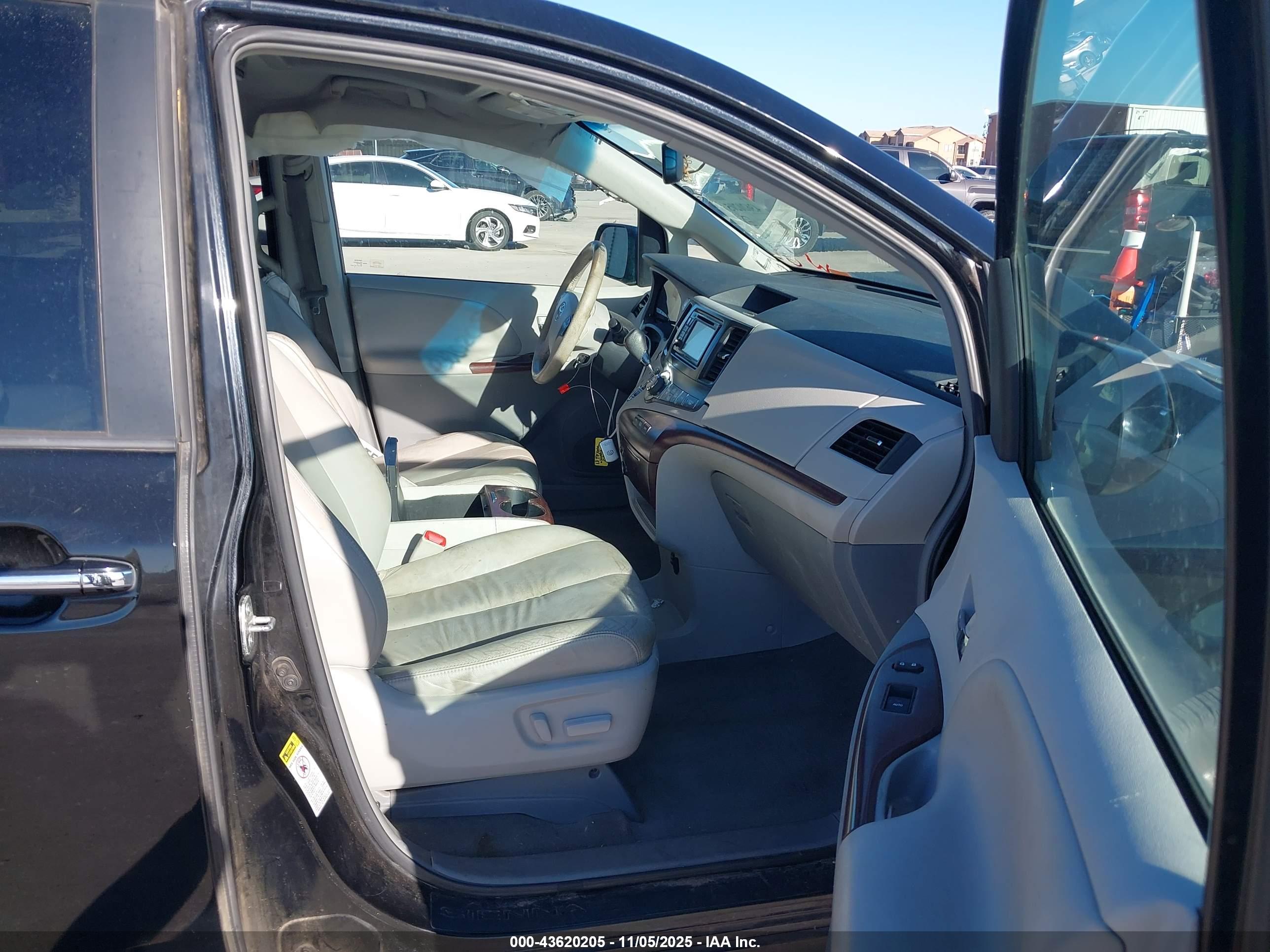TOYOTA SIENNA image 5