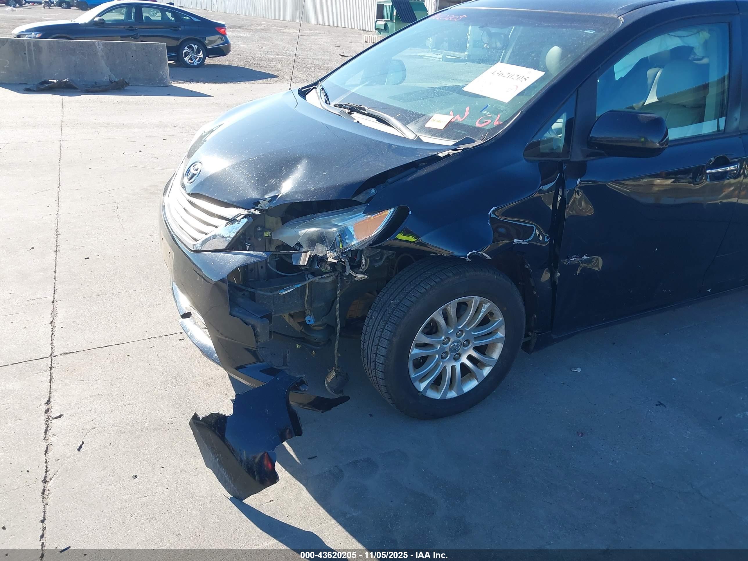 TOYOTA SIENNA image 6