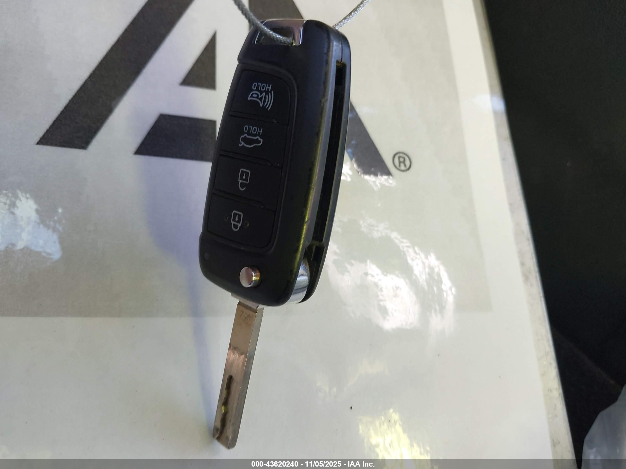 HYUNDAI ACCENT image 11