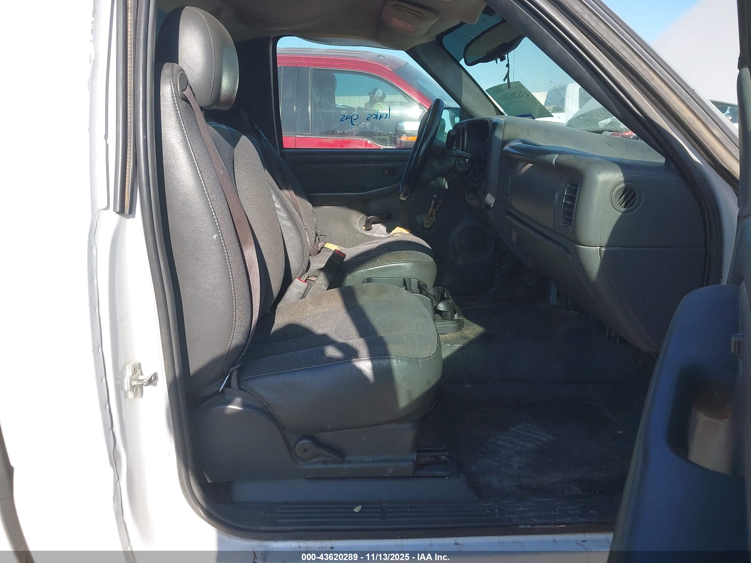 CHEVROLET SILVERADO image 5