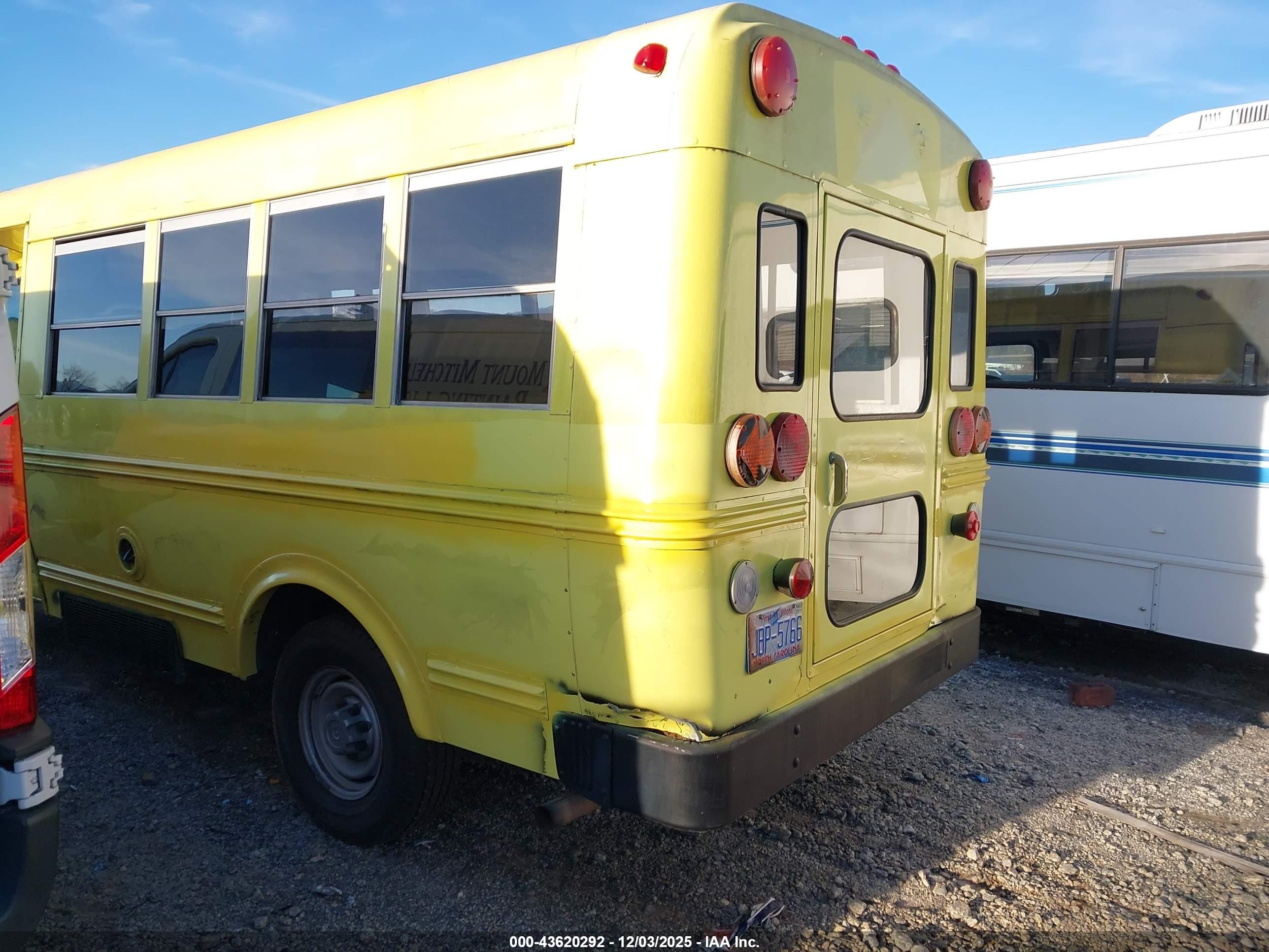 CHEVROLET EXPRESS image 3