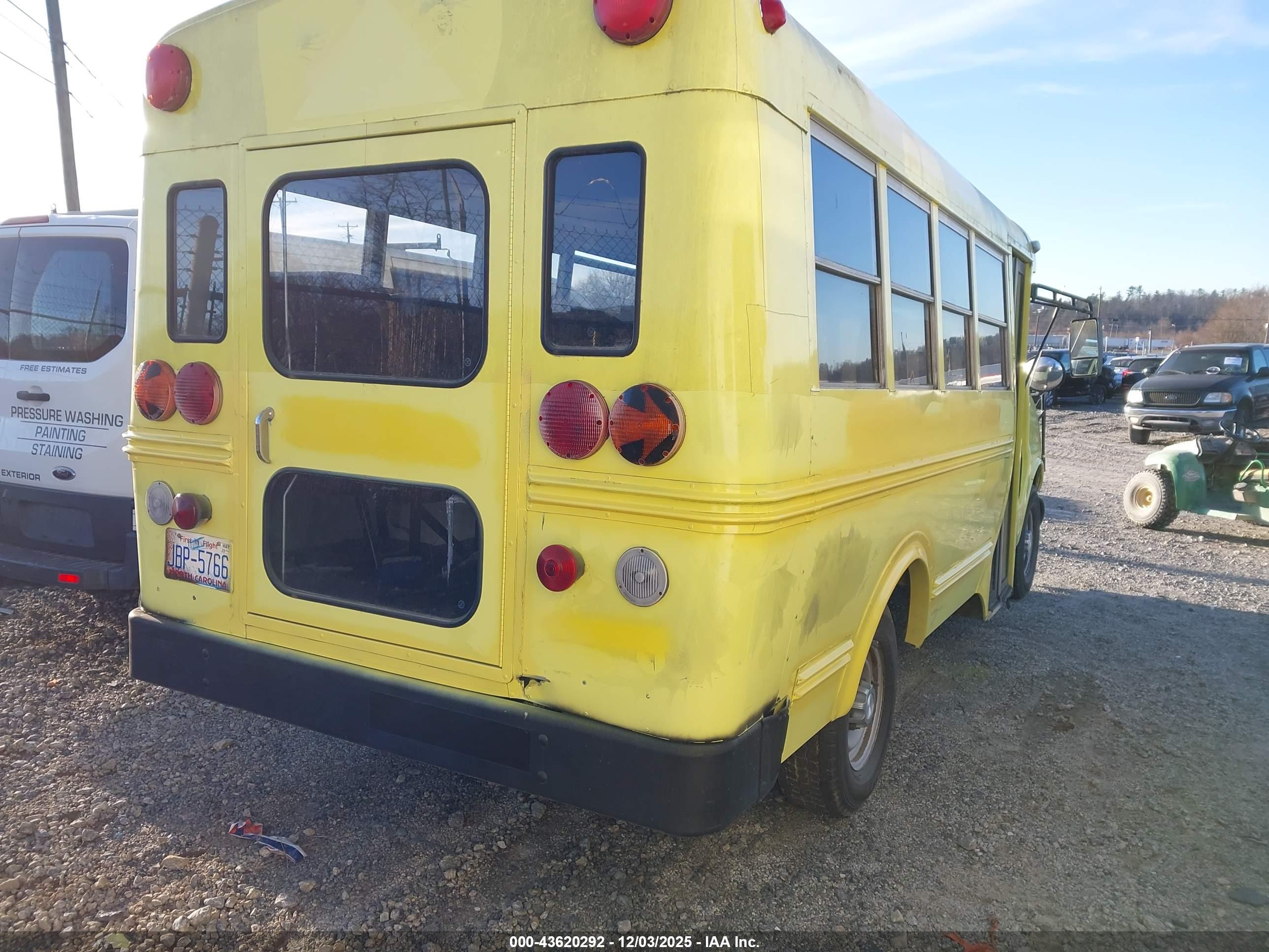 CHEVROLET EXPRESS image 4