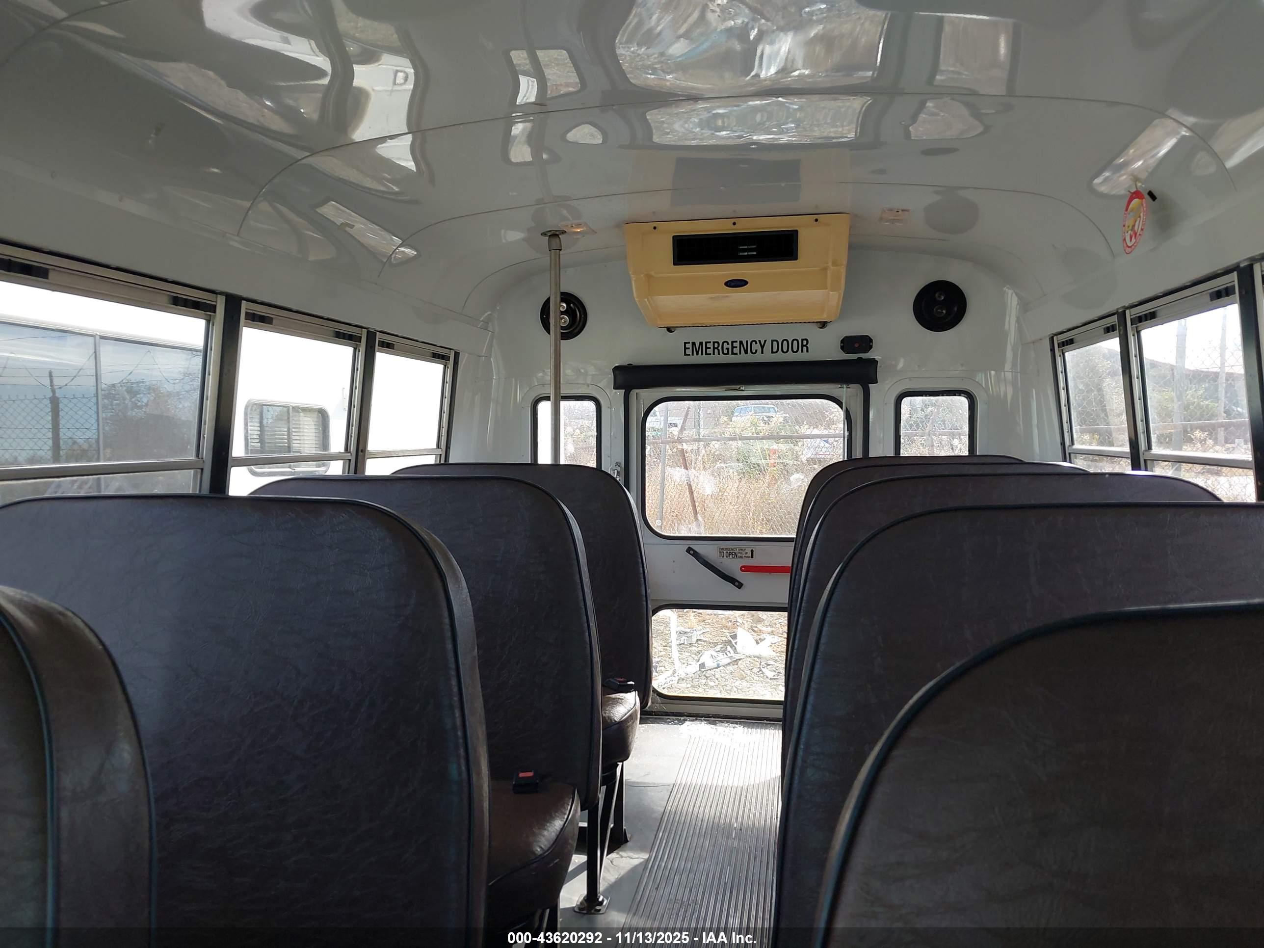 CHEVROLET EXPRESS image 7