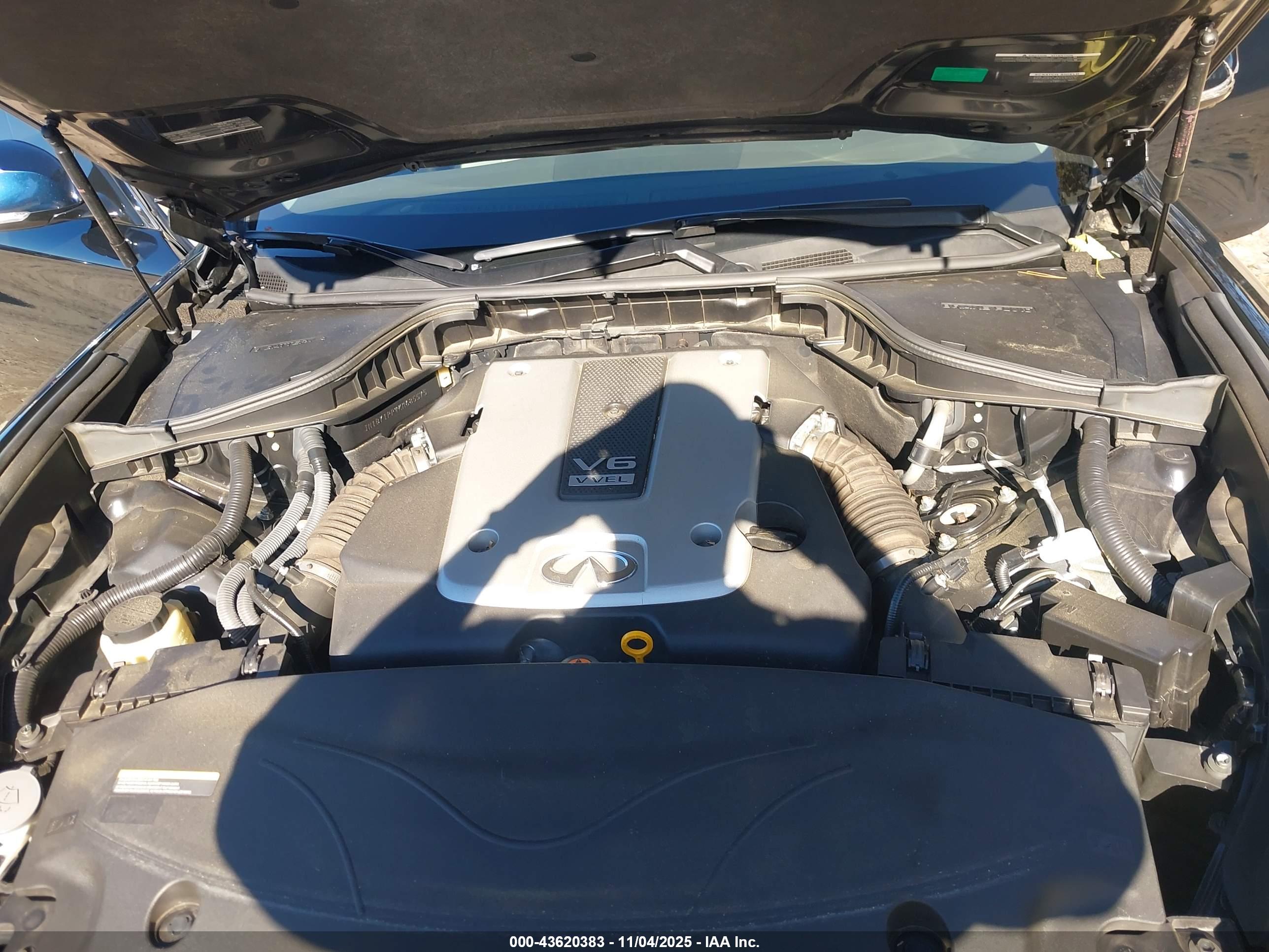 INFINITI Q70L image 10