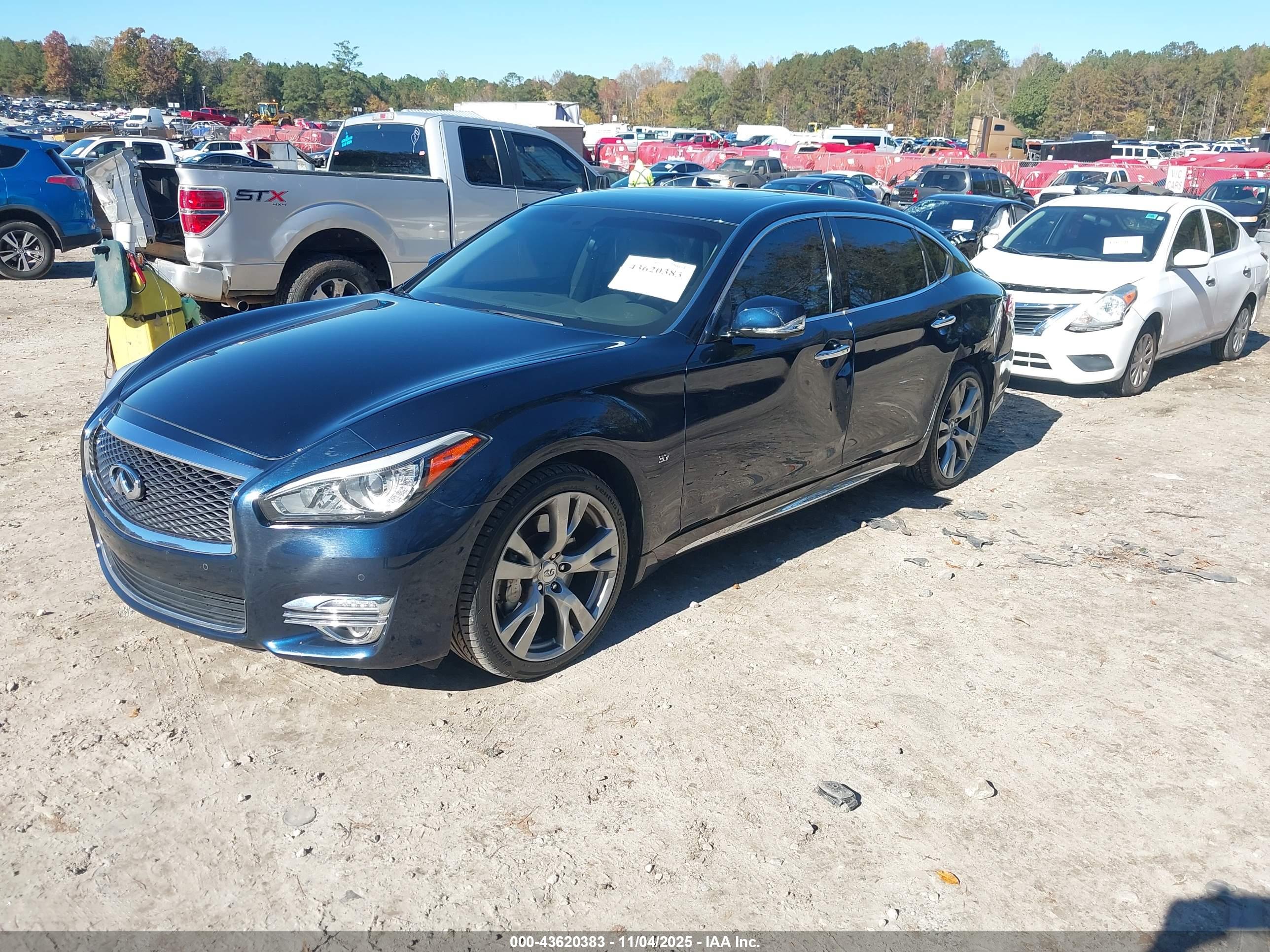 INFINITI Q70L image 2
