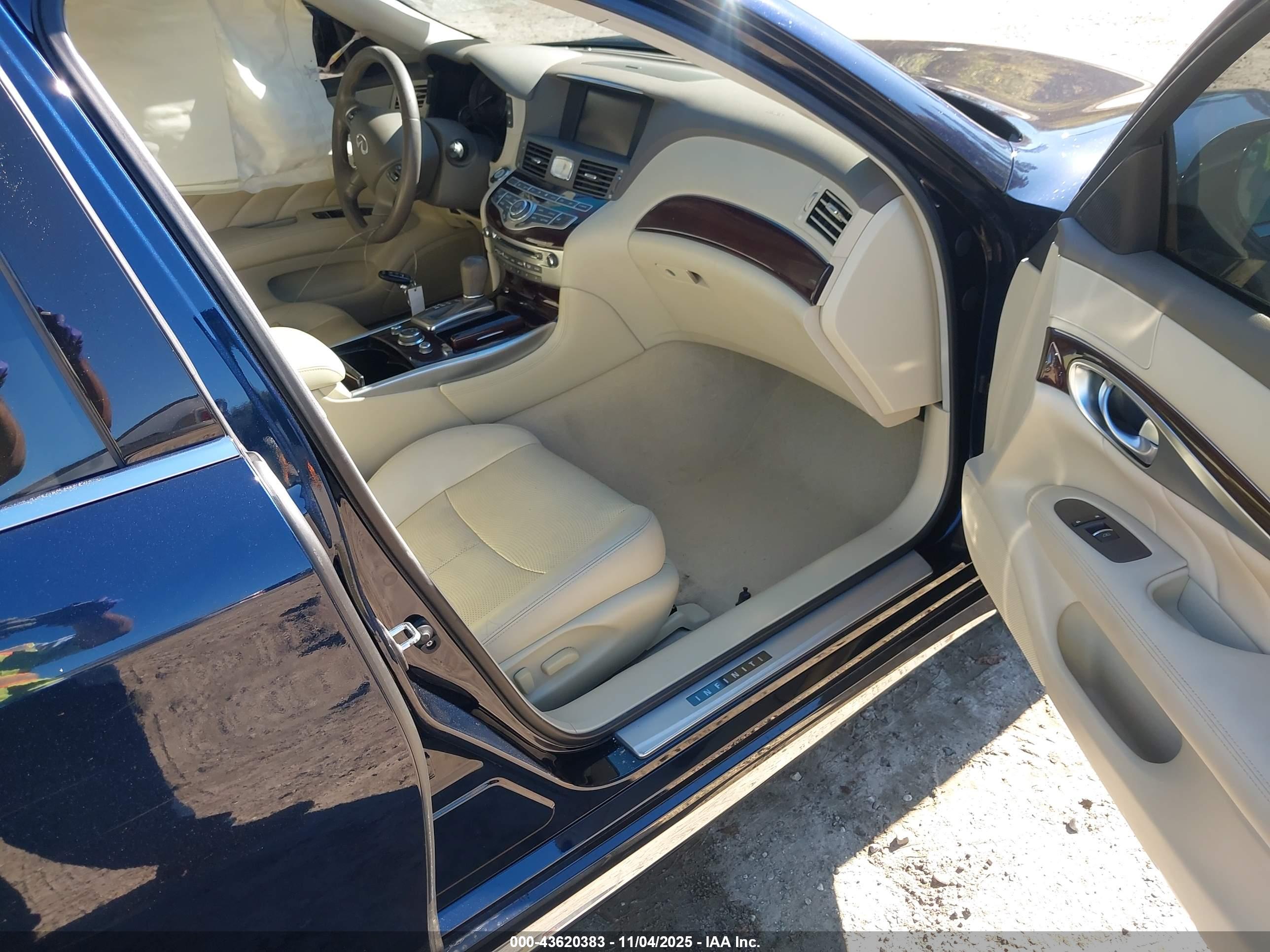 INFINITI Q70L image 5