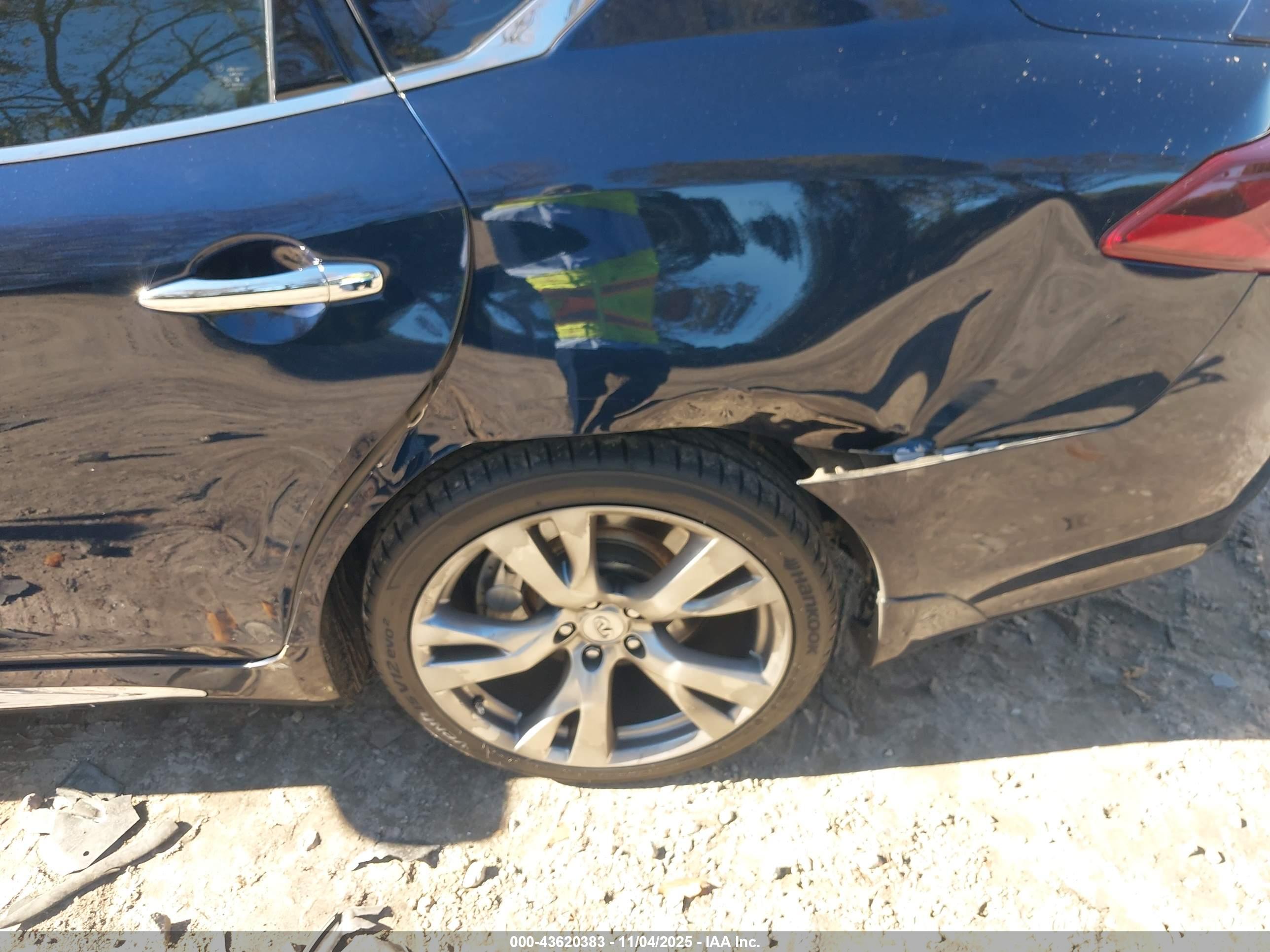 INFINITI Q70L image 6