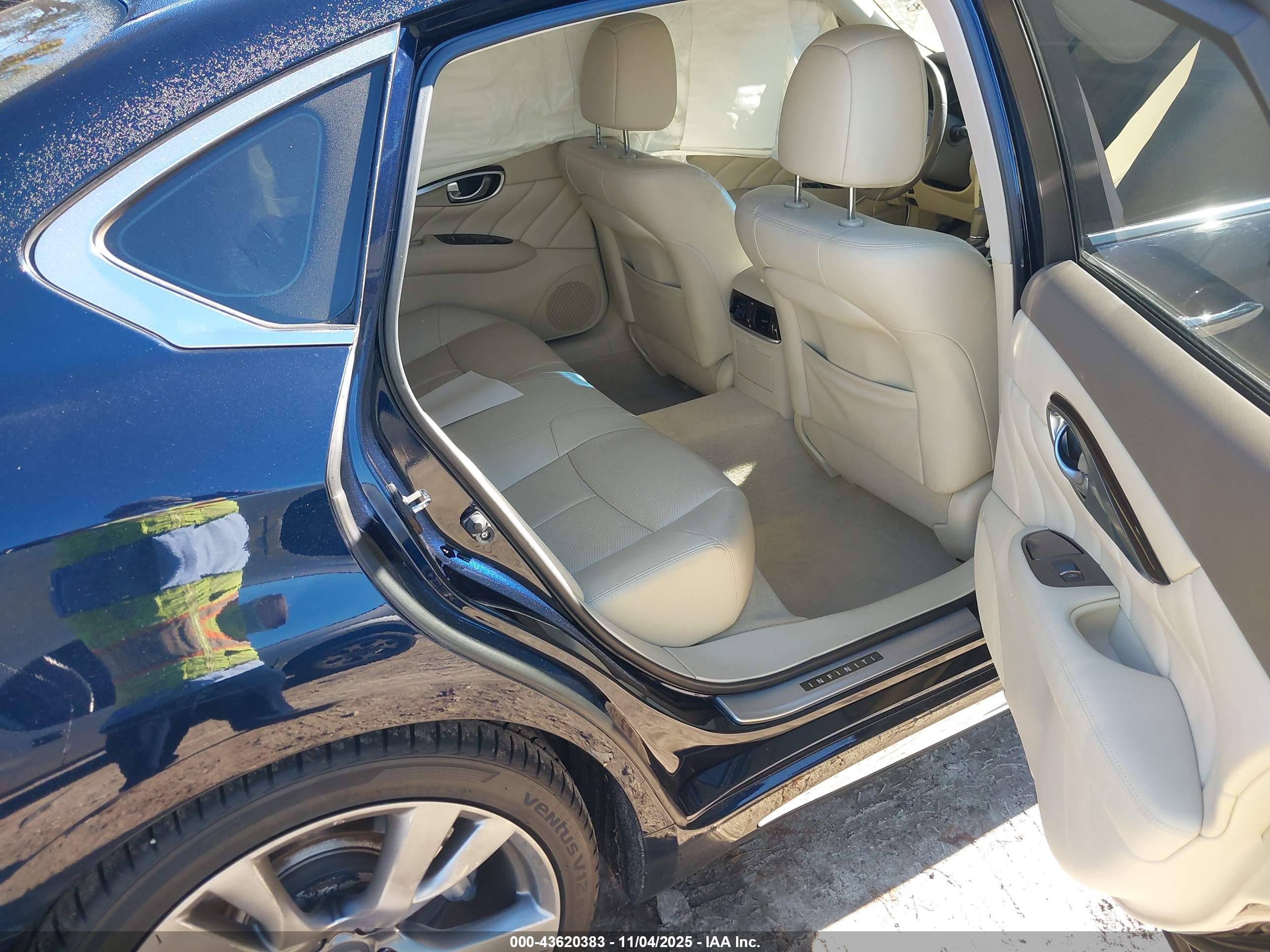 INFINITI Q70L image 8