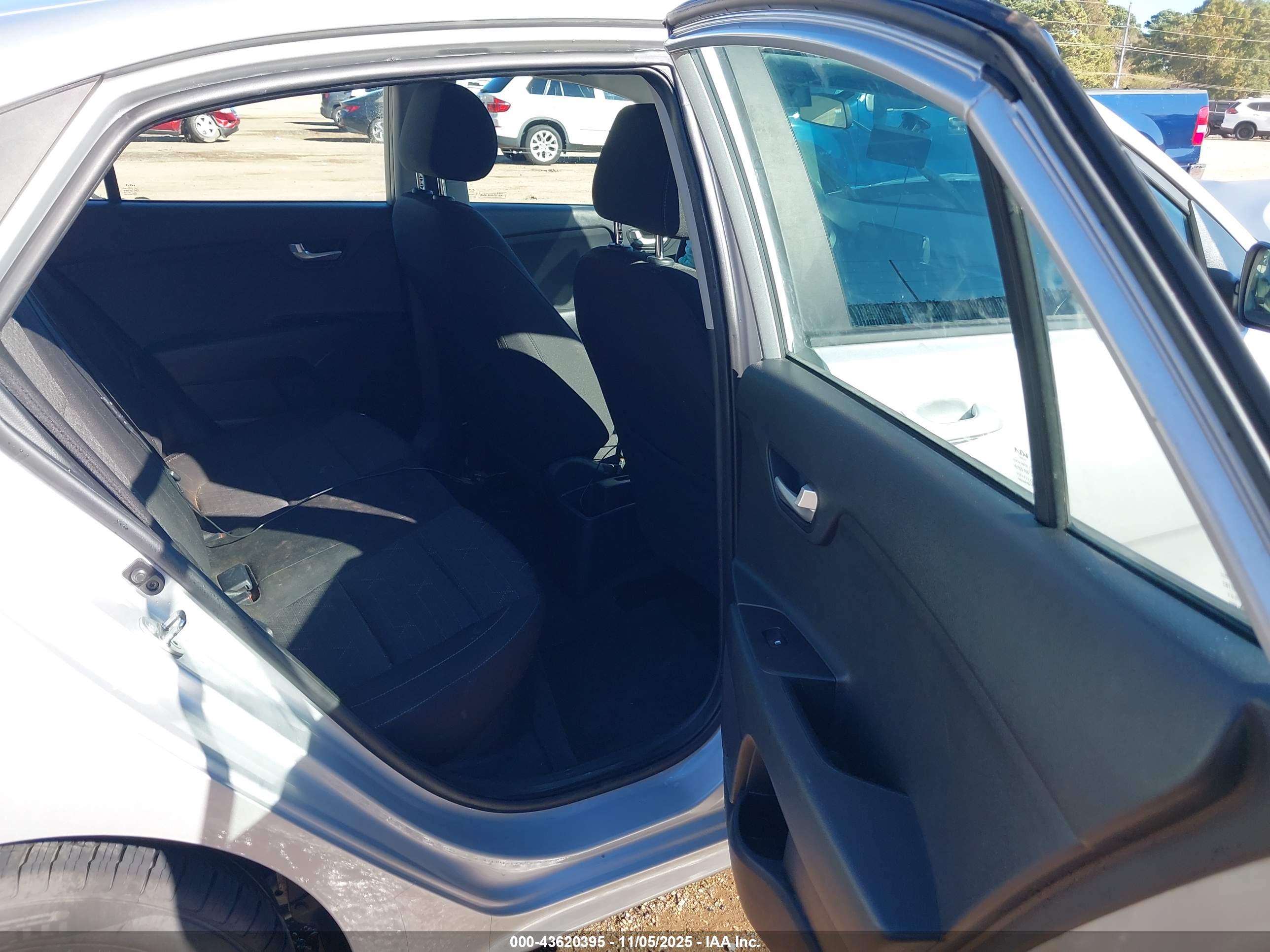 KIA RIO image 8