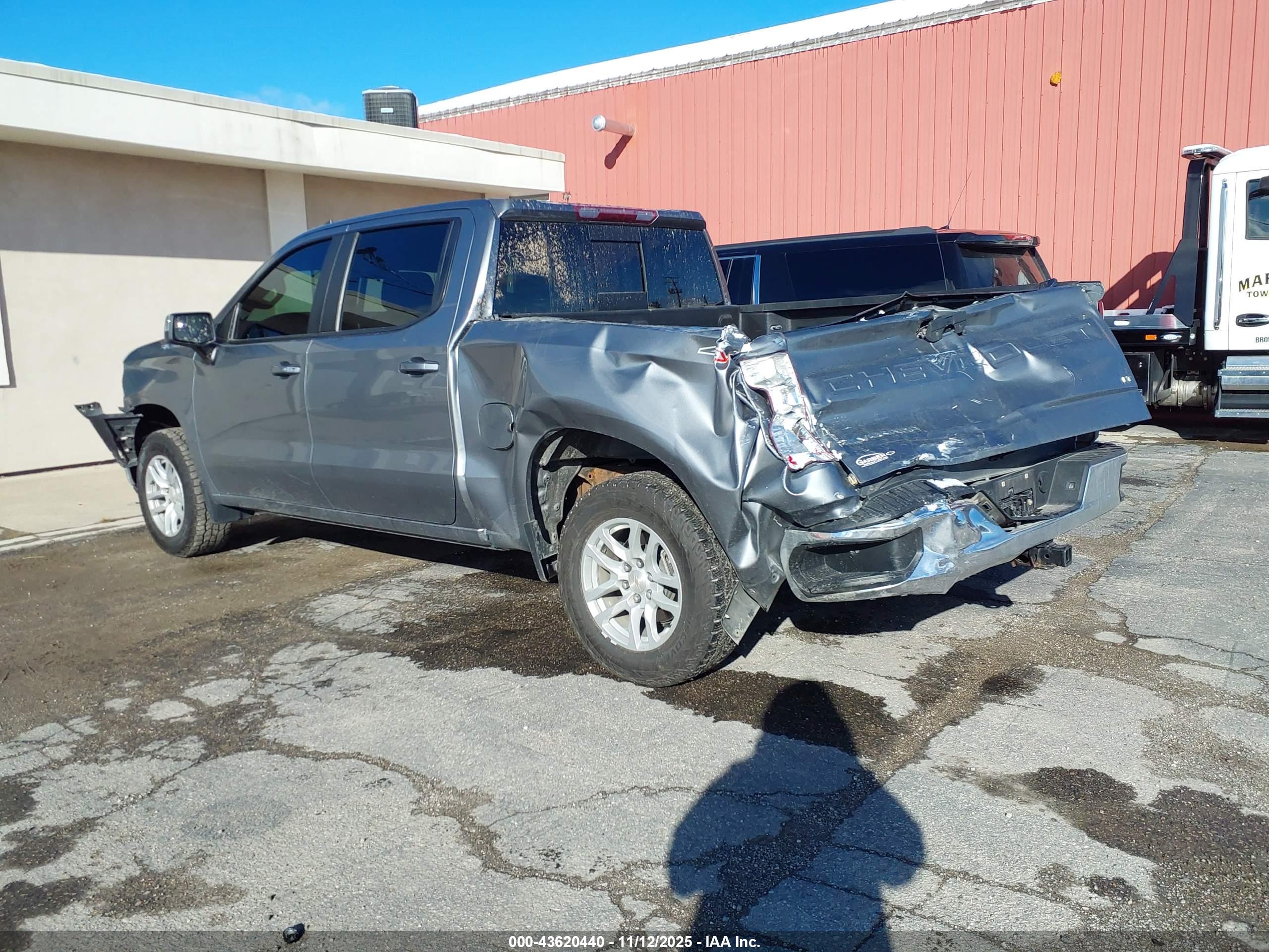 CHEVROLET SILVERADO image 3
