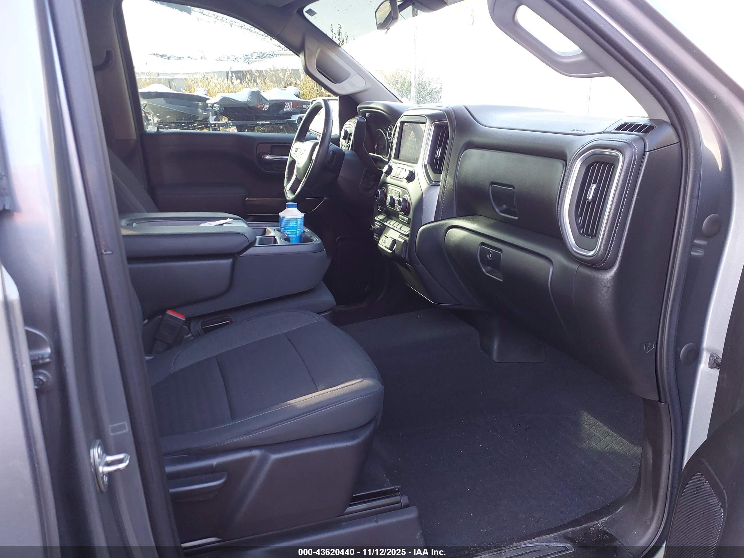 CHEVROLET SILVERADO image 5