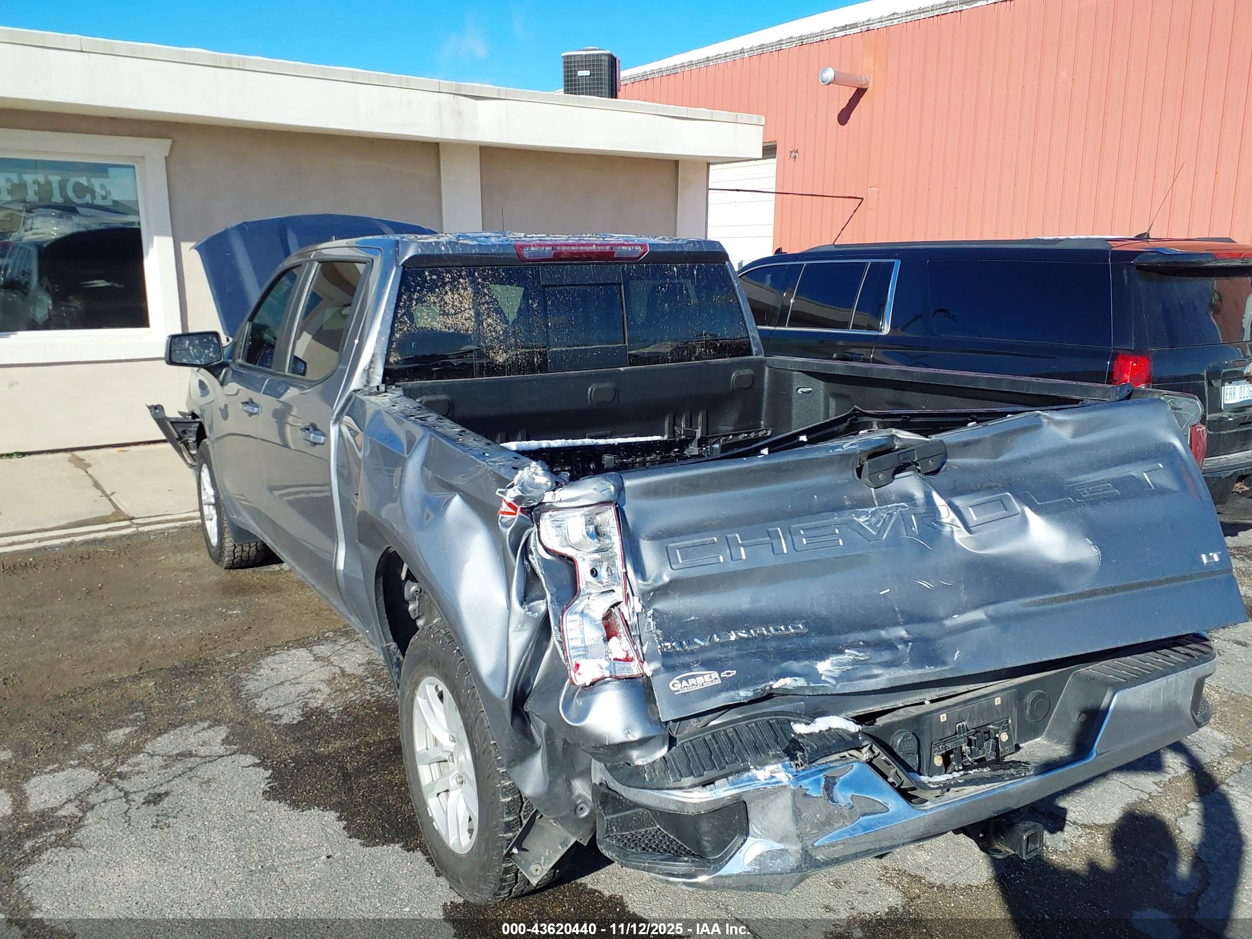 CHEVROLET SILVERADO image 6