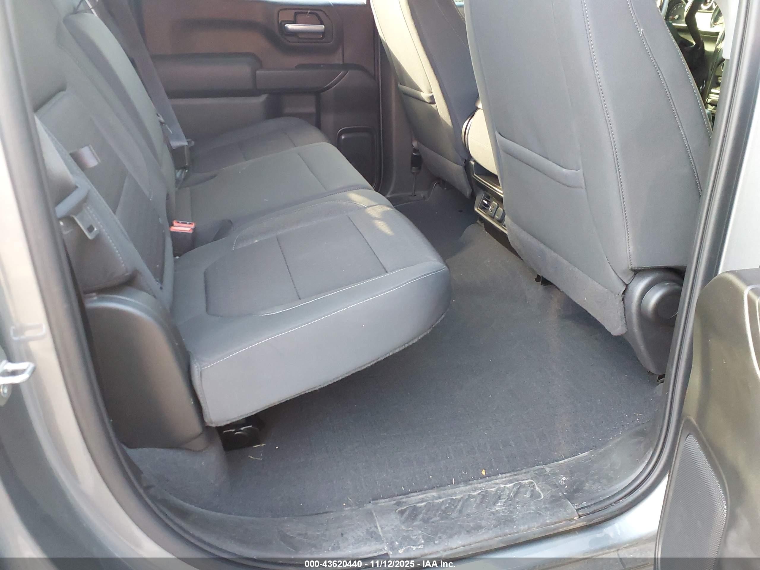 CHEVROLET SILVERADO image 8