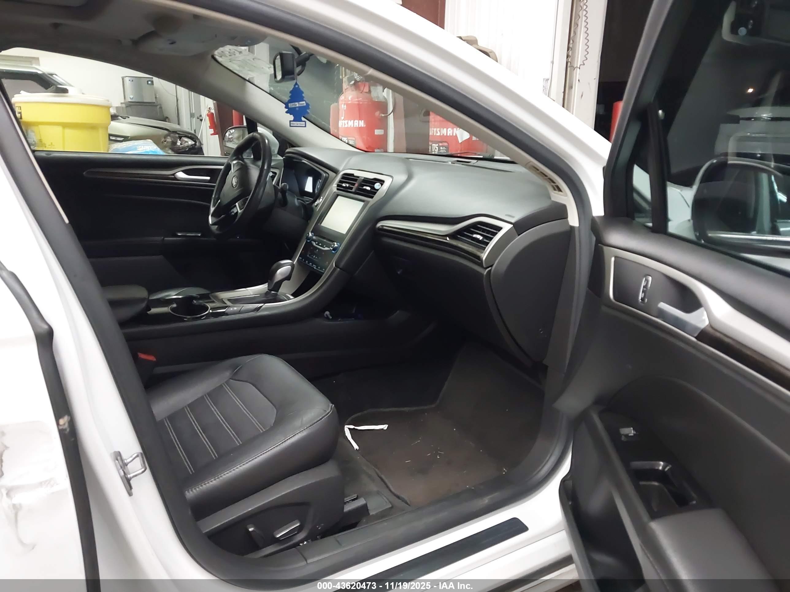 FORD FUSION image 5