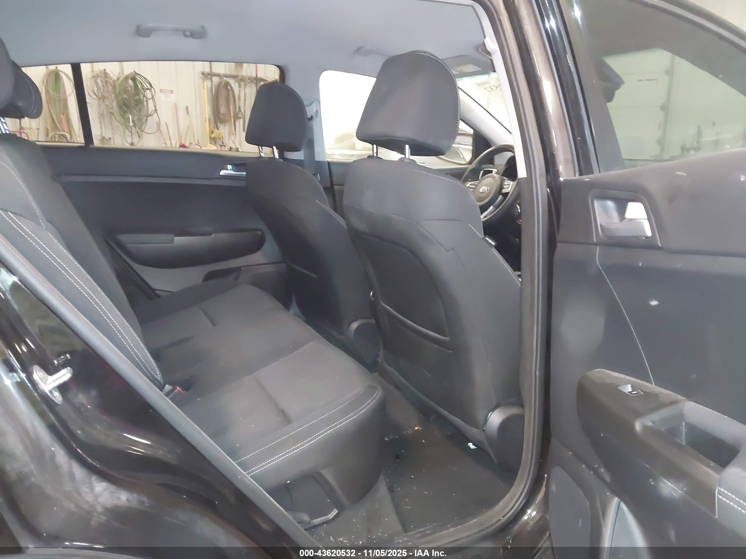 KIA SPORTAGE image 8