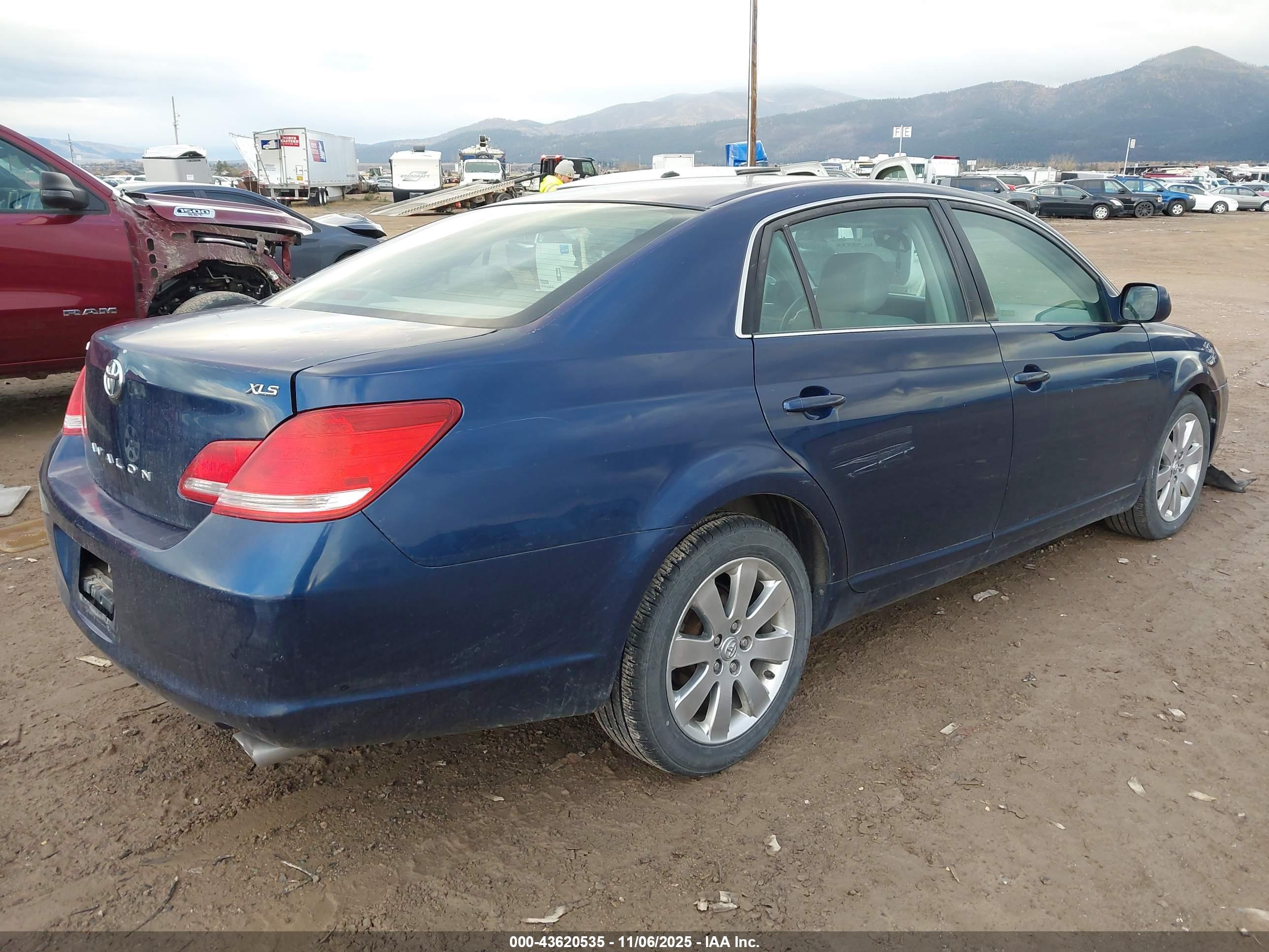 TOYOTA AVALON image 4