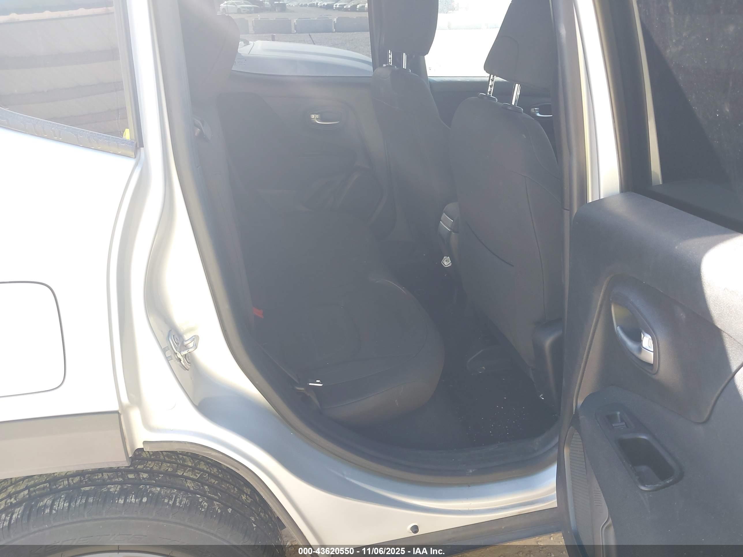 JEEP RENEGADE image 8
