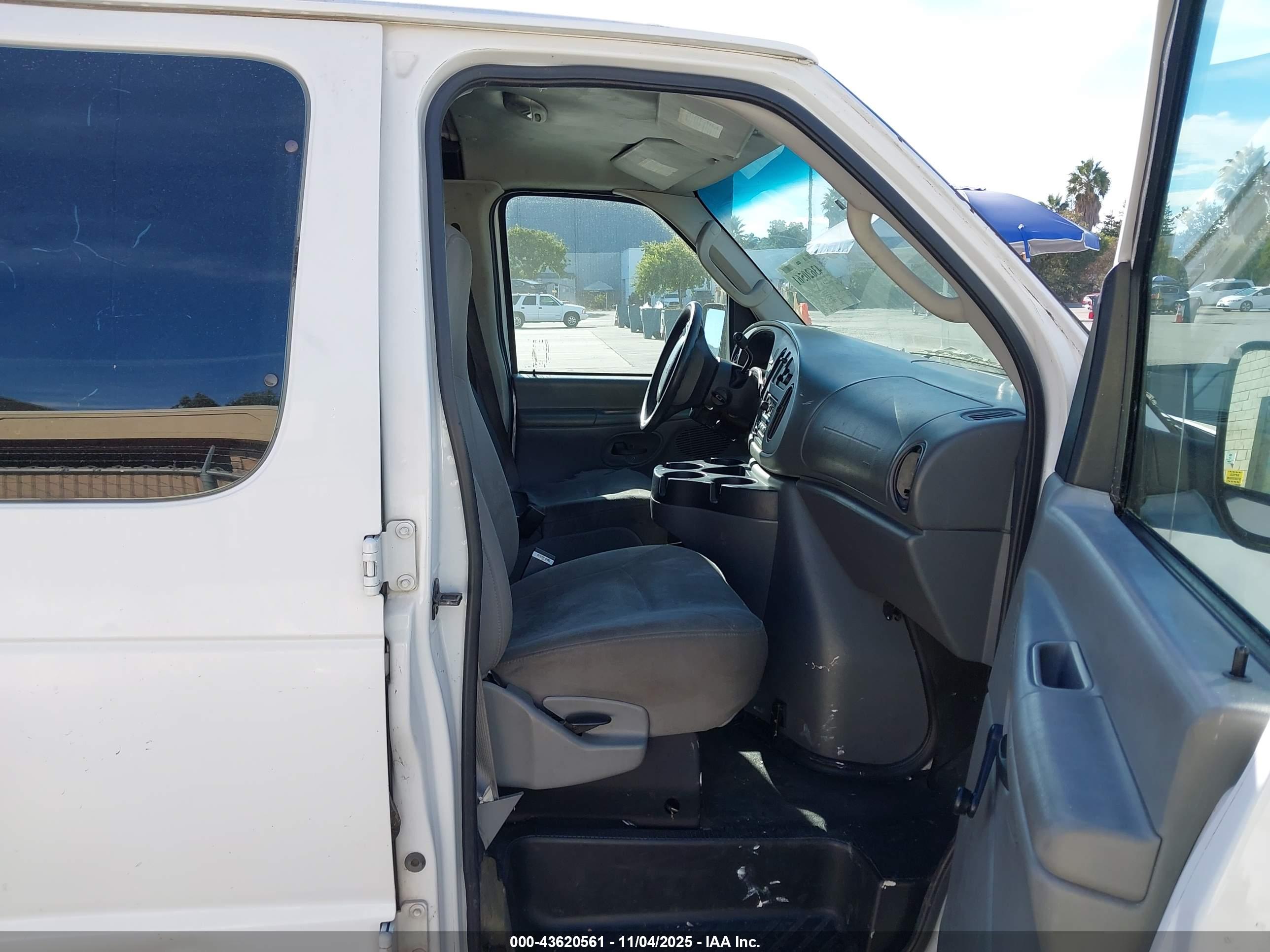 FORD E-150 image 5