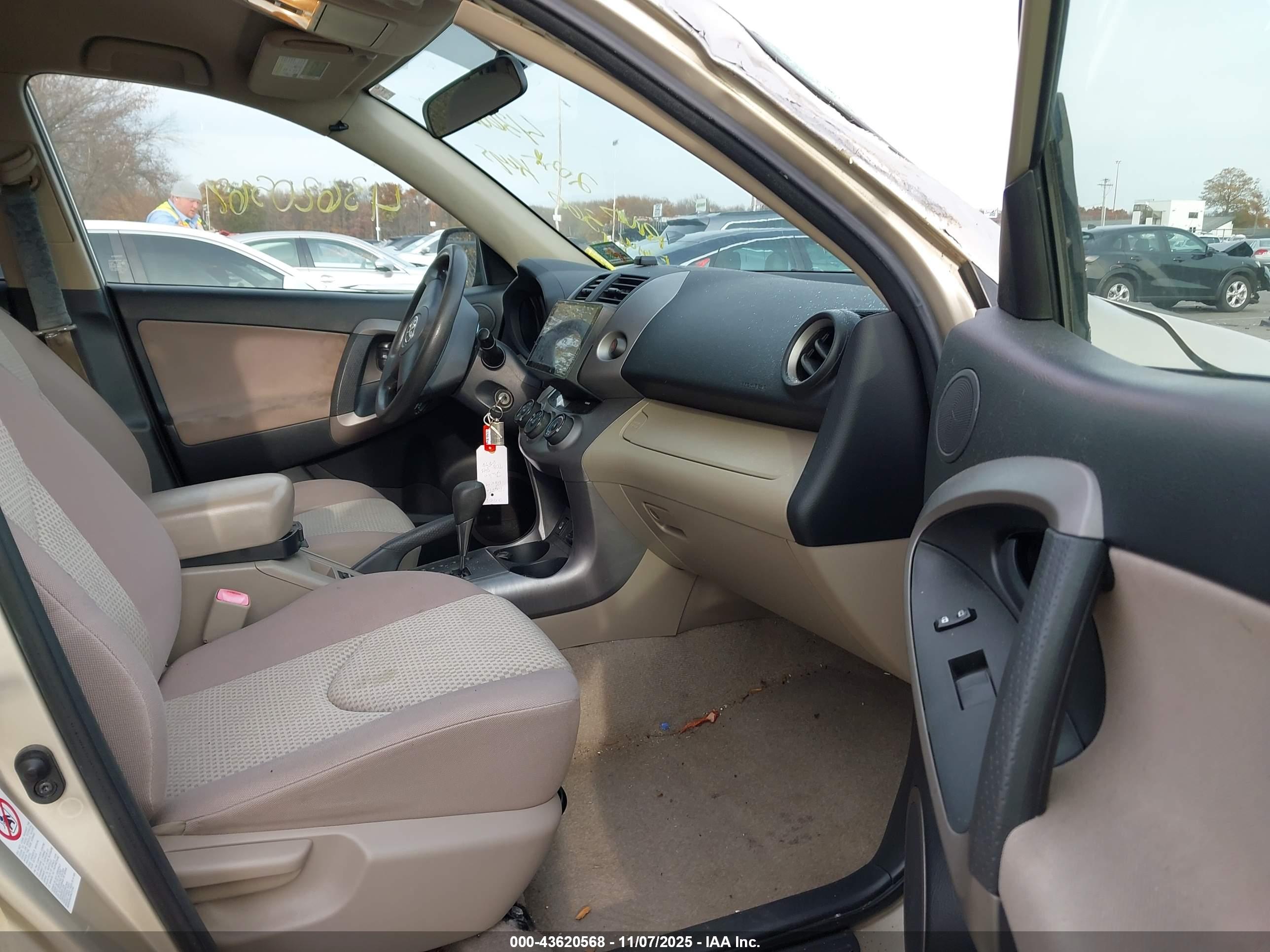TOYOTA RAV4 image 5