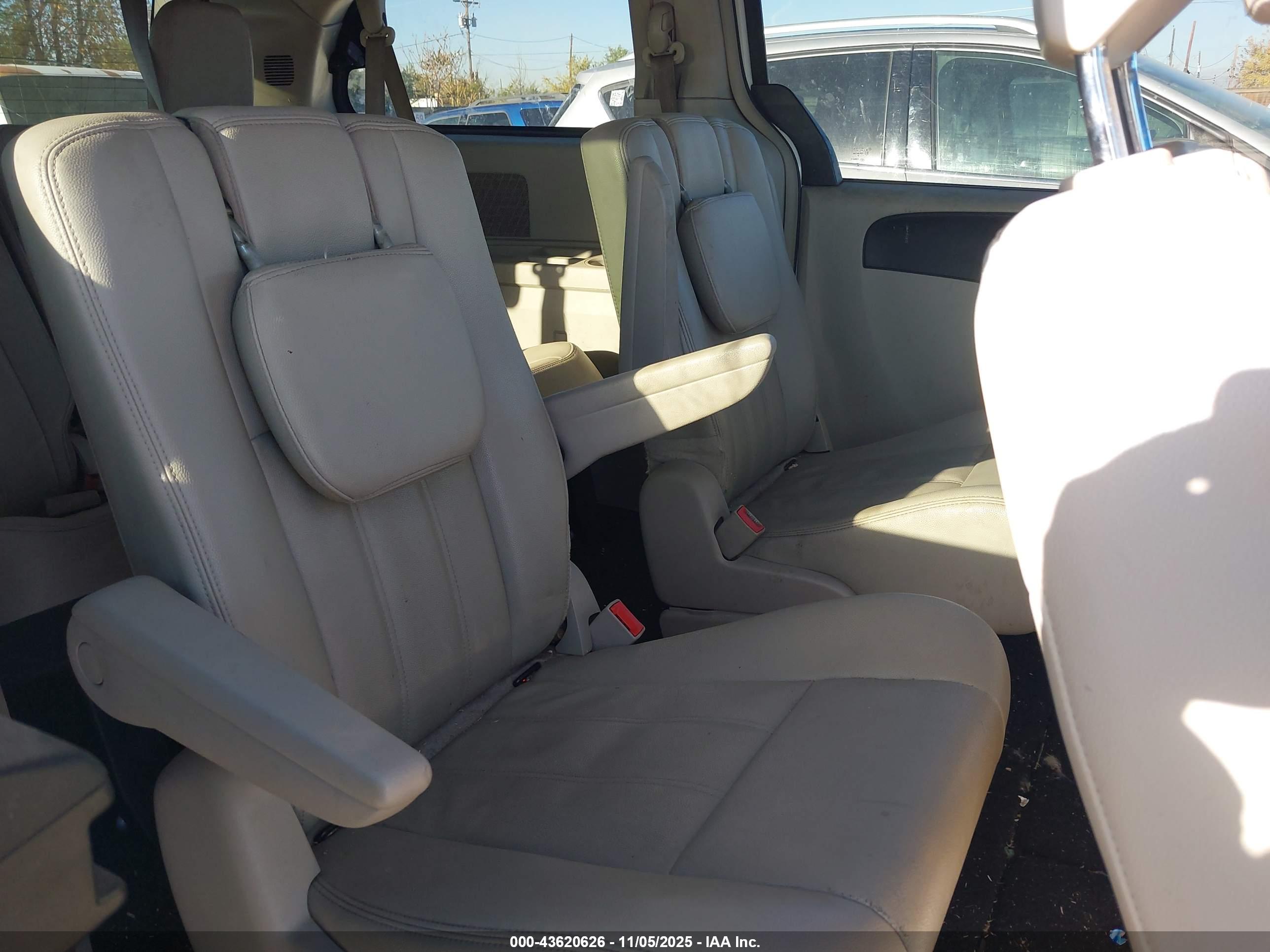 CHRYSLER TOWN image 8