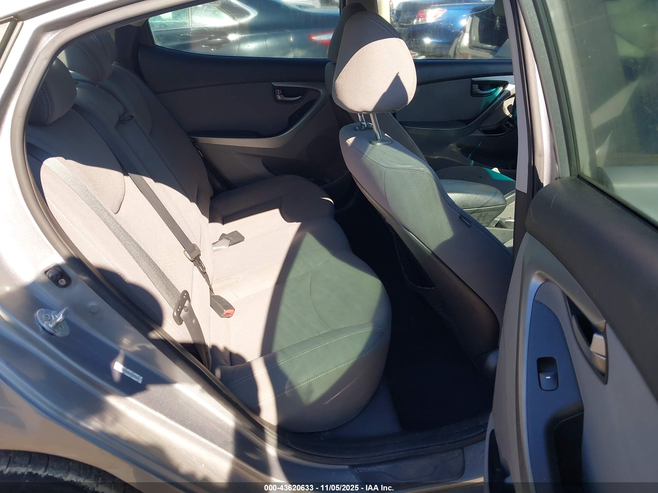 HYUNDAI ELANTRA image 8