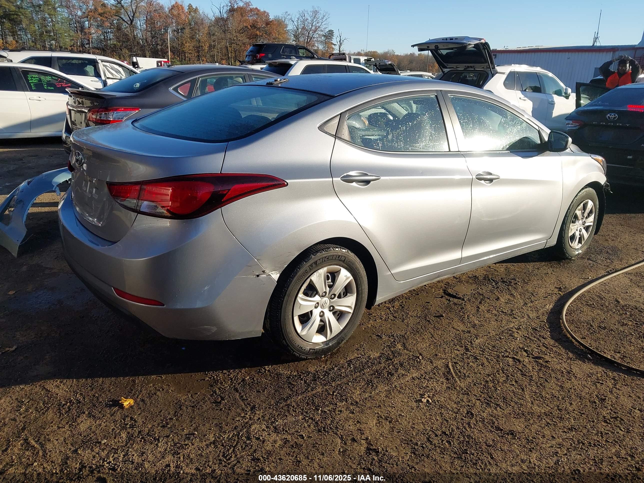 HYUNDAI ELANTRA image 4