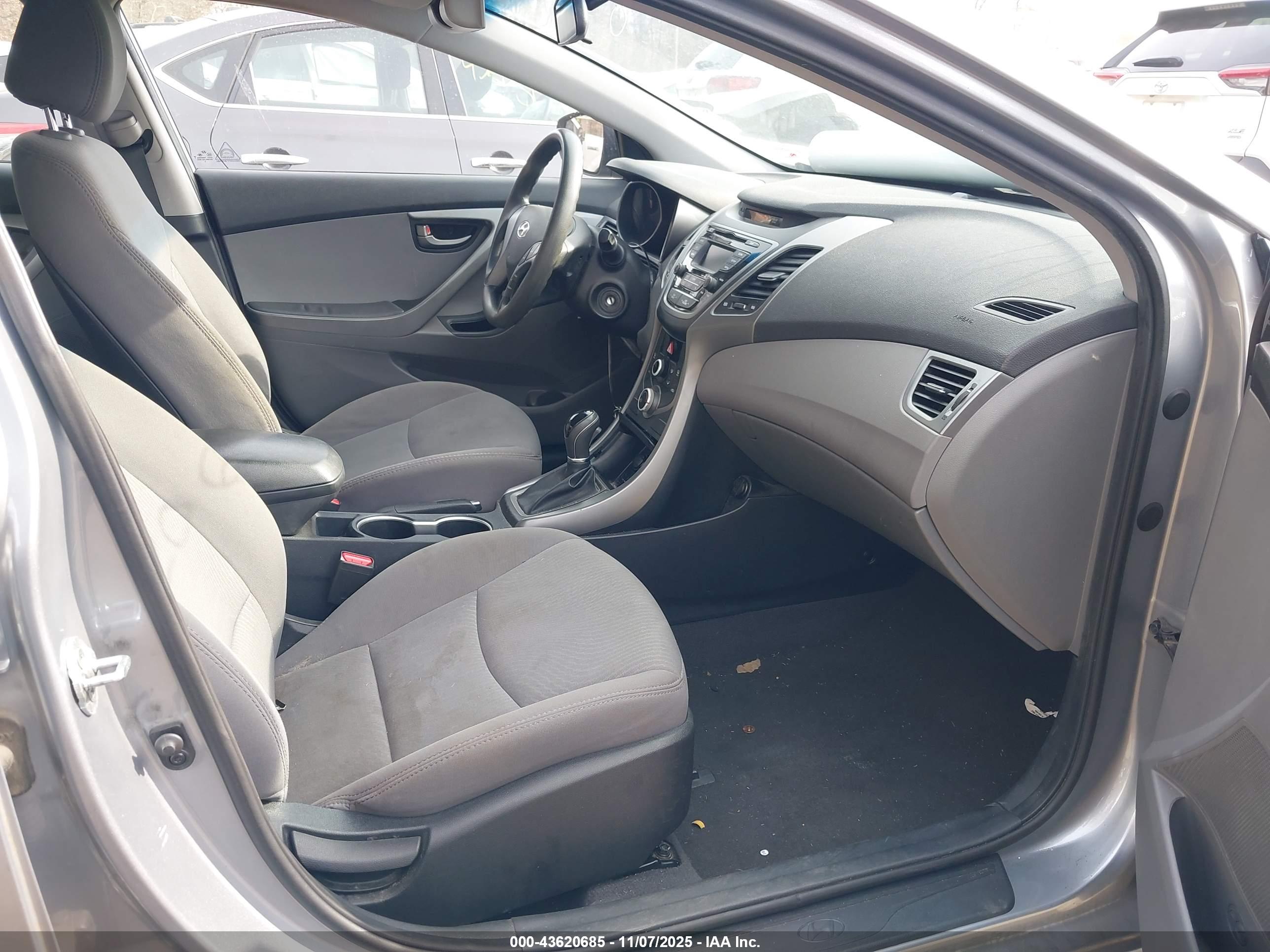 HYUNDAI ELANTRA image 5