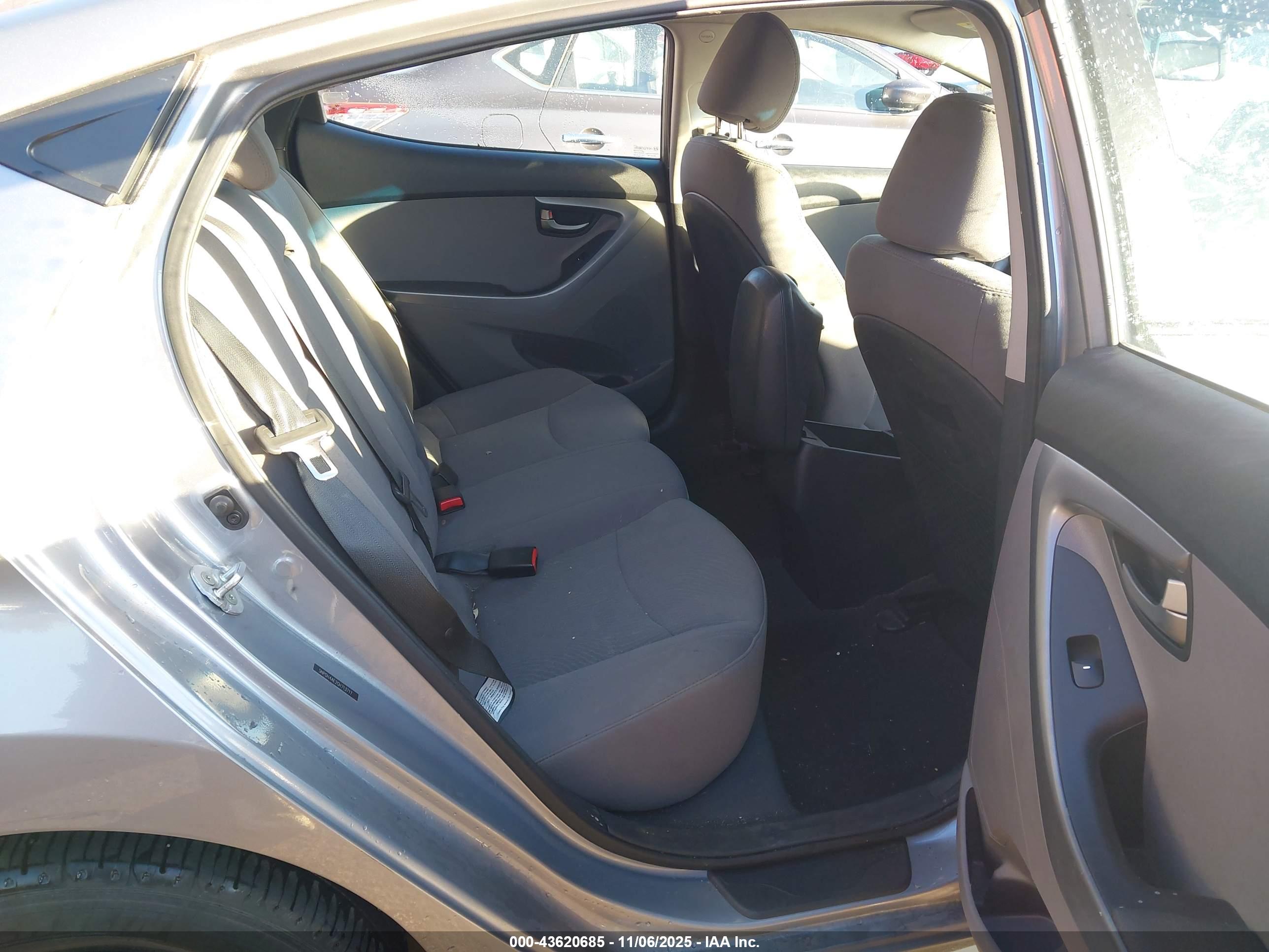HYUNDAI ELANTRA image 8