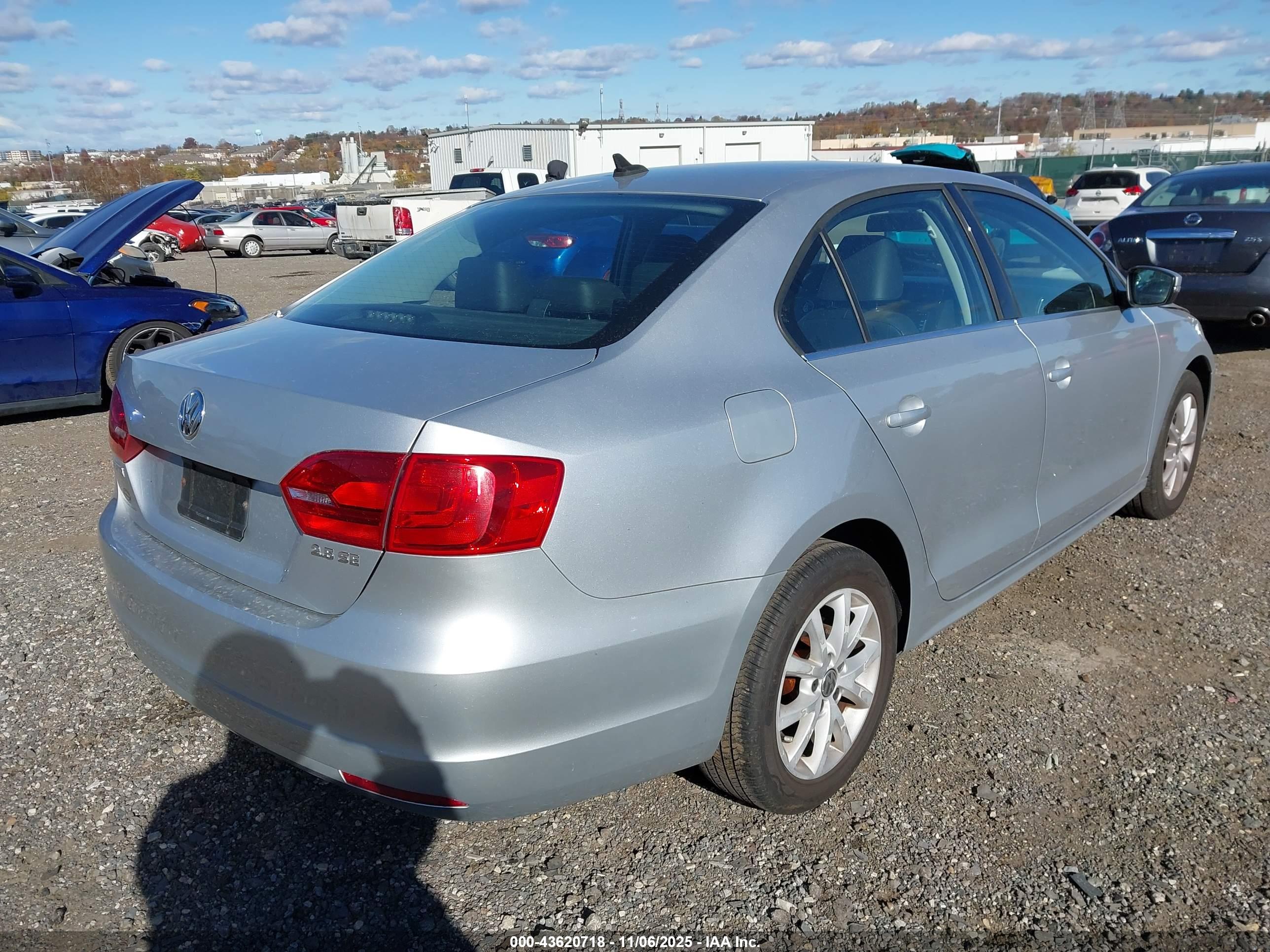 VOLKSWAGEN JETTA image 4