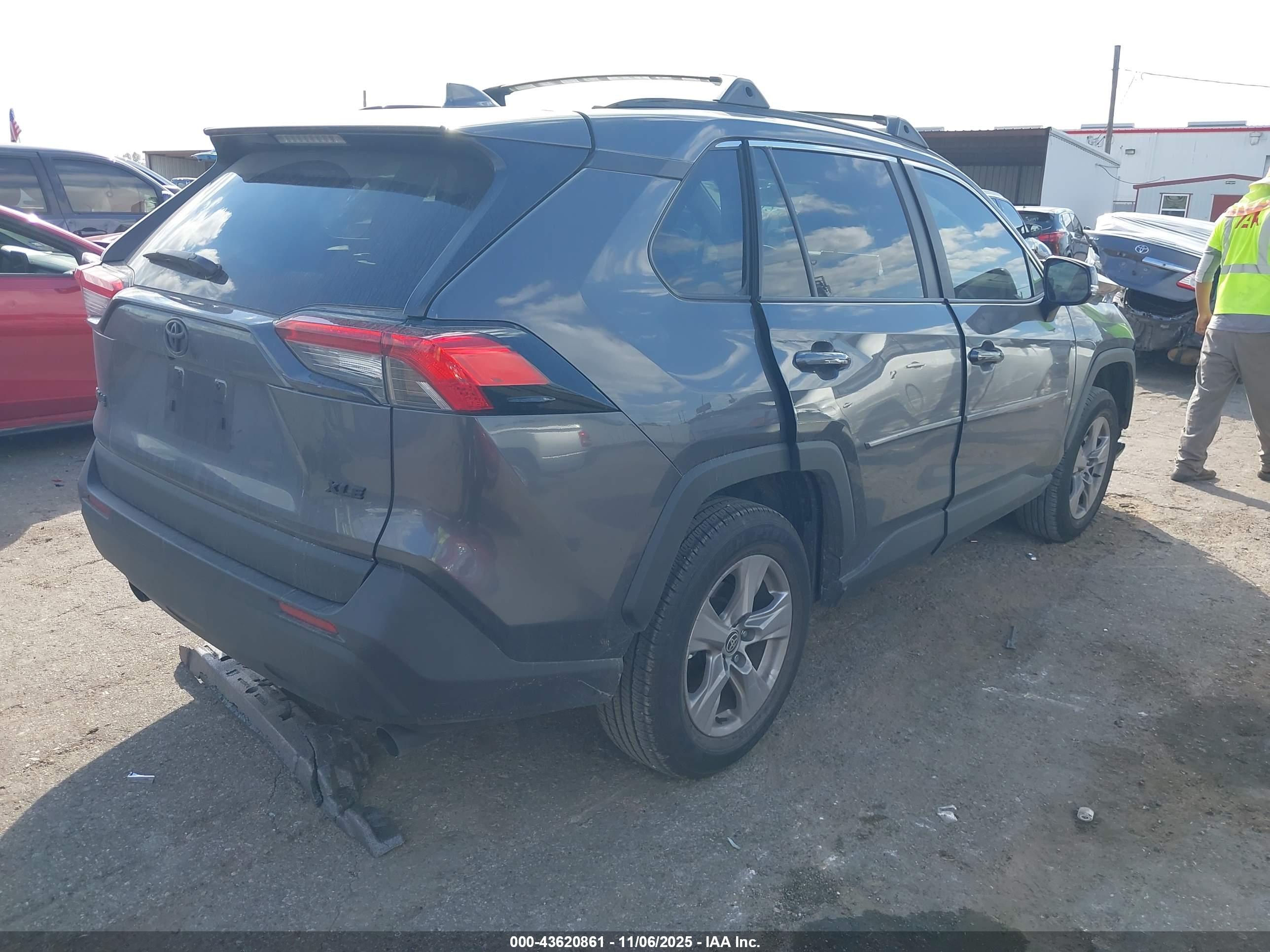 TOYOTA RAV4 image 4