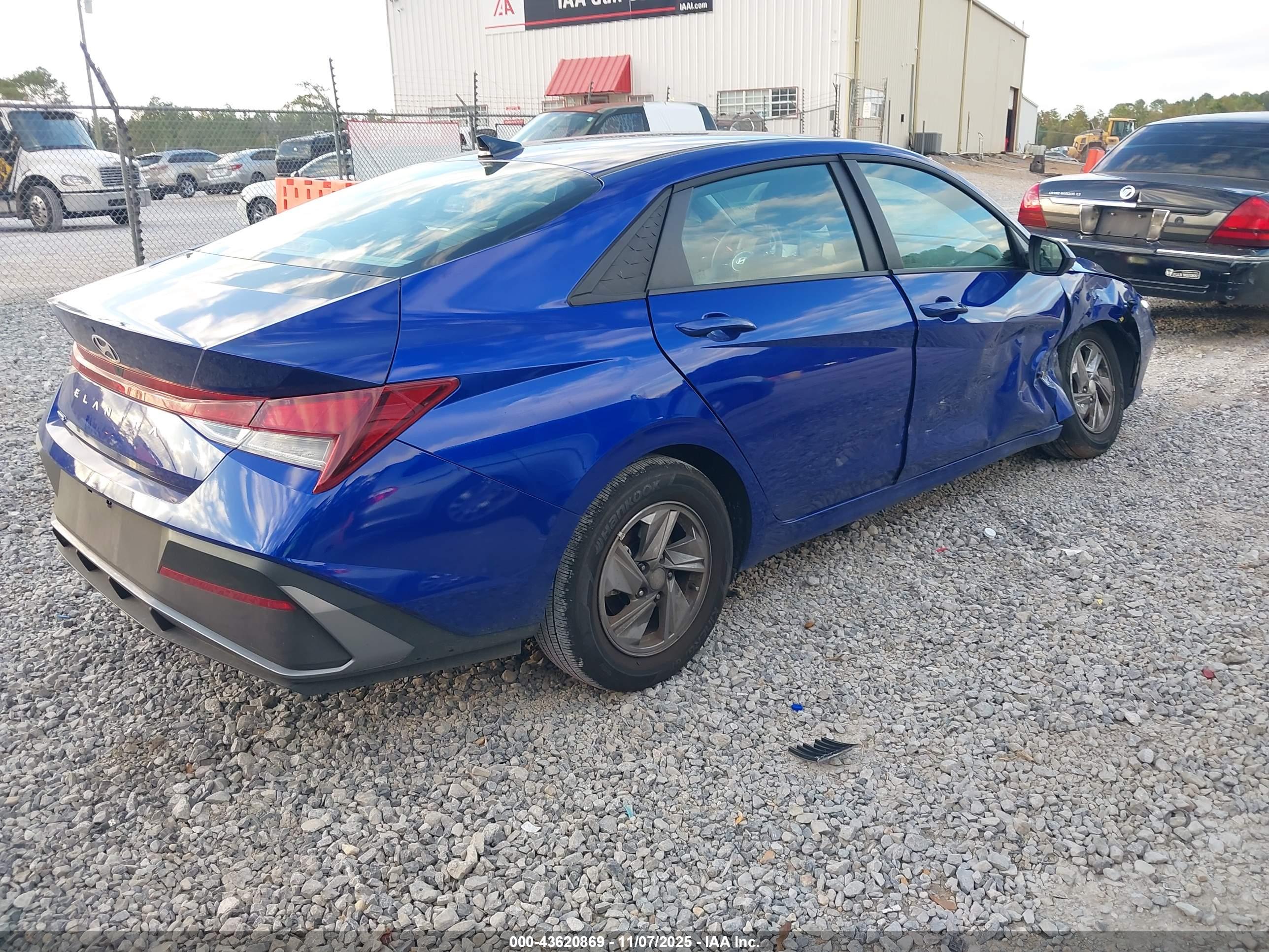 HYUNDAI ELANTRA image 4