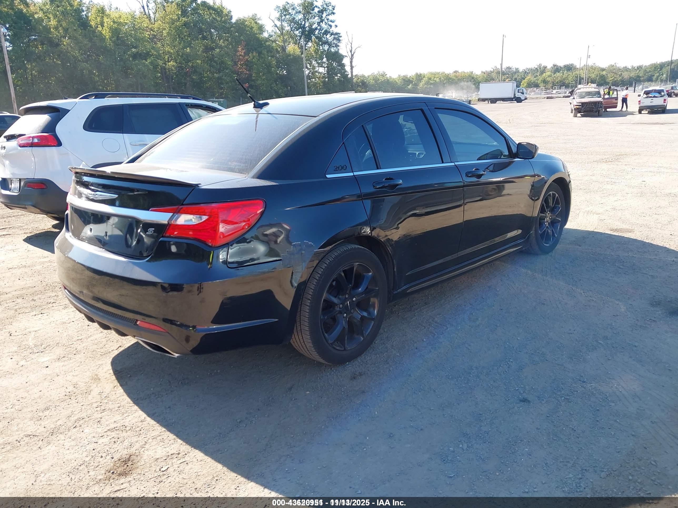 CHRYSLER 200 image 4