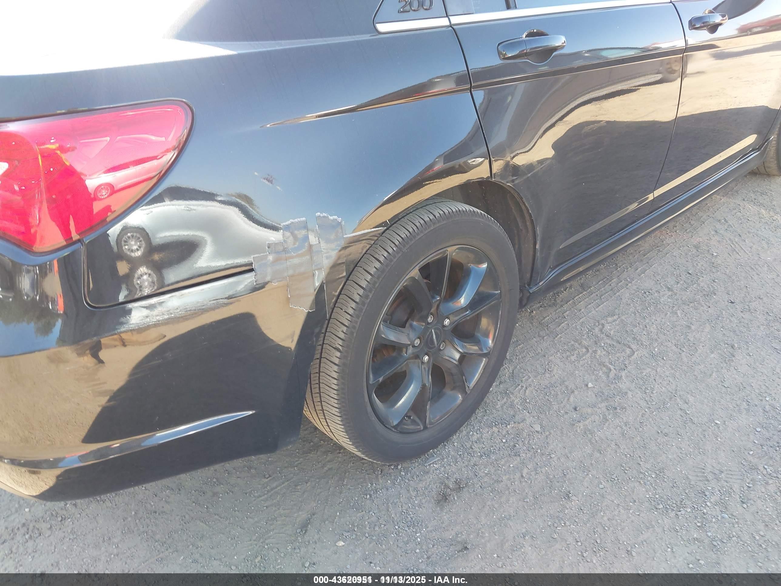 CHRYSLER 200 image 6