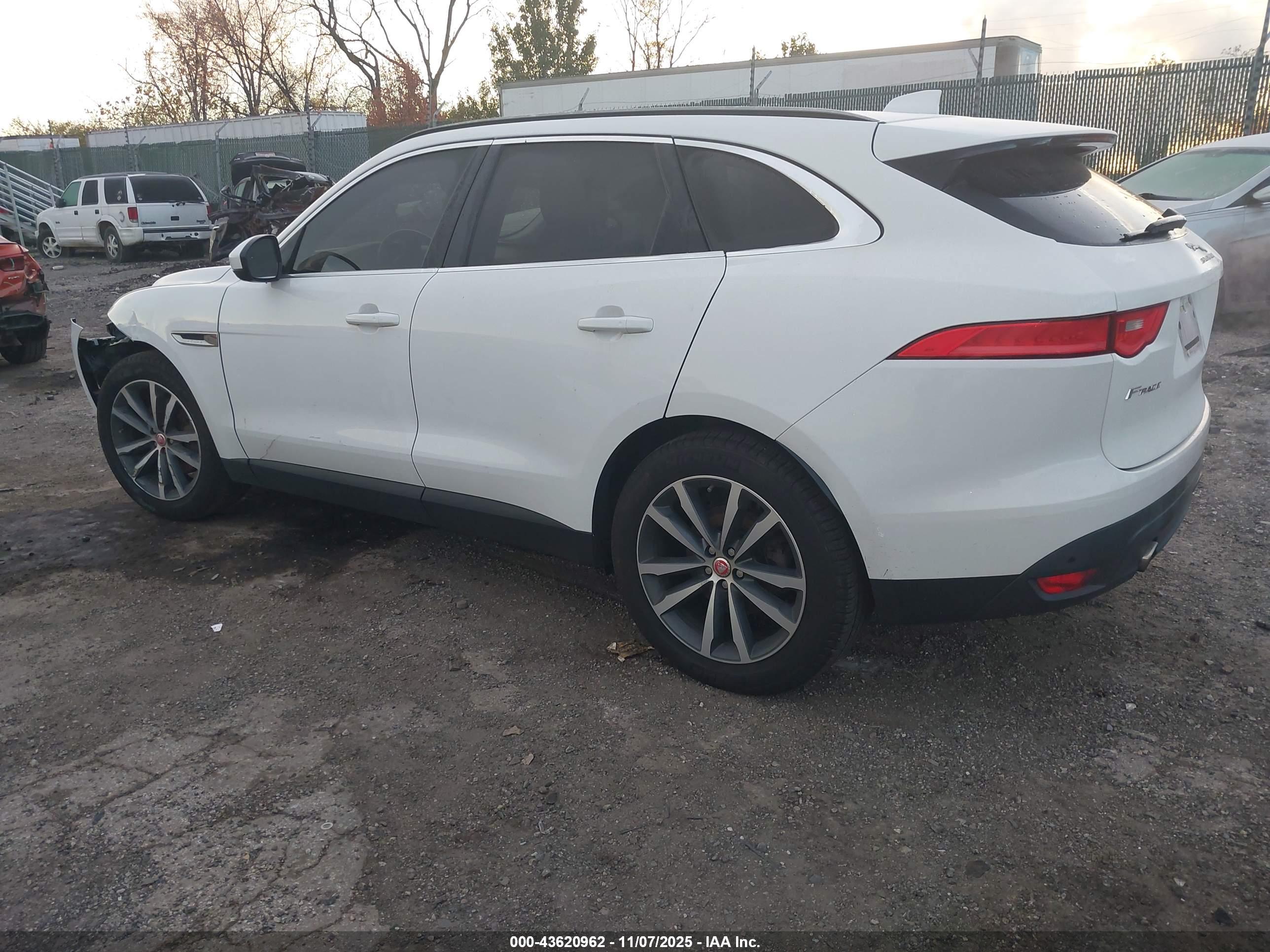 JAGUAR F-PACE image 3