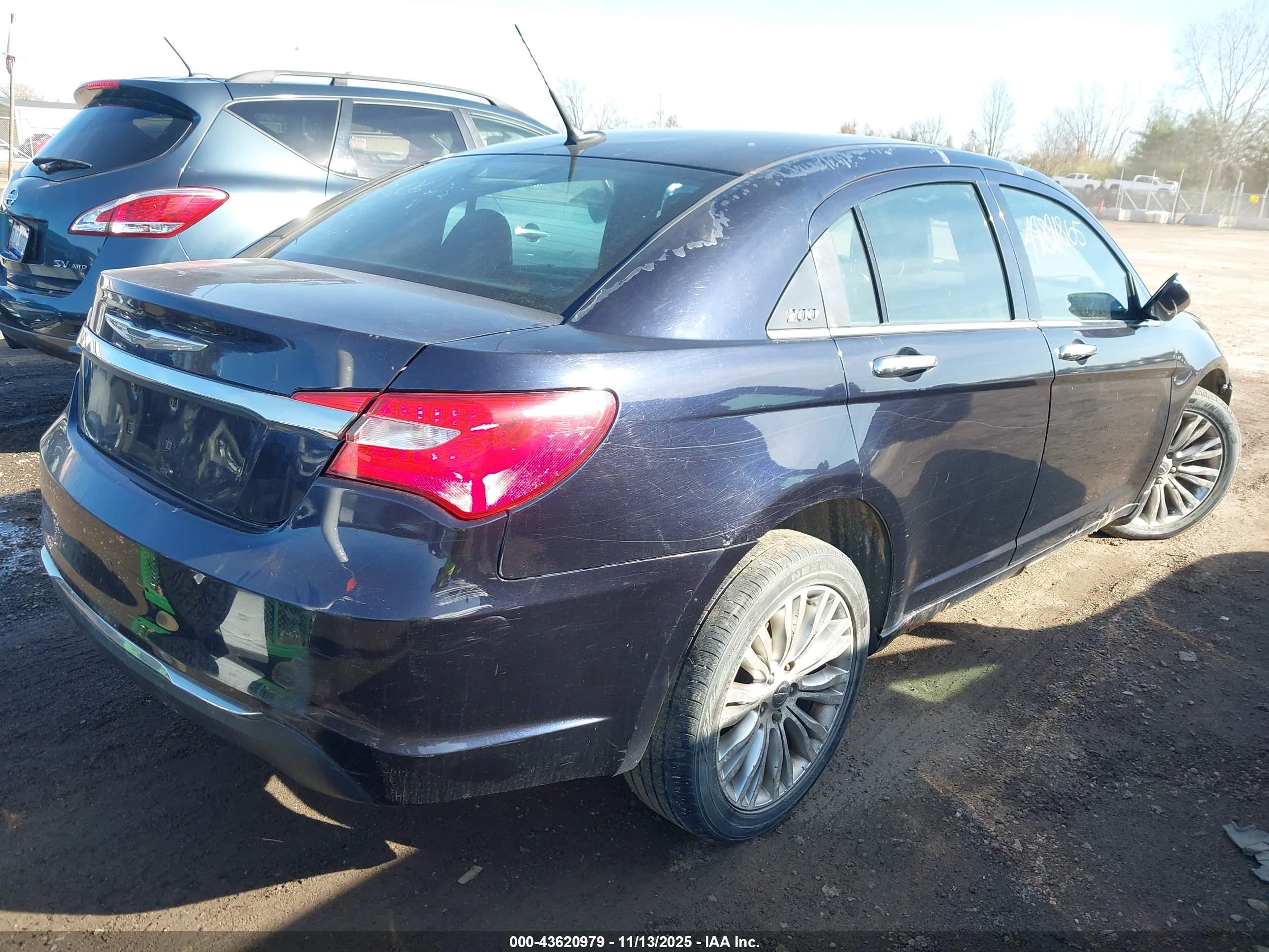 CHRYSLER 200 image 4