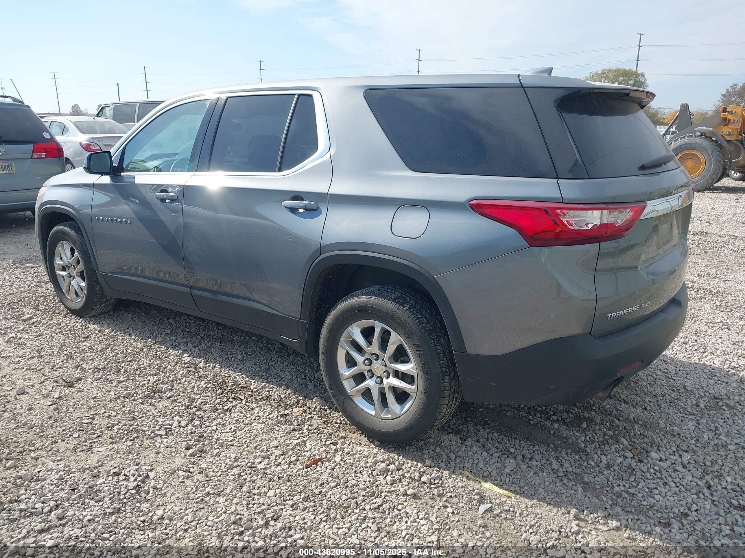 CHEVROLET TRAVERSE image 3