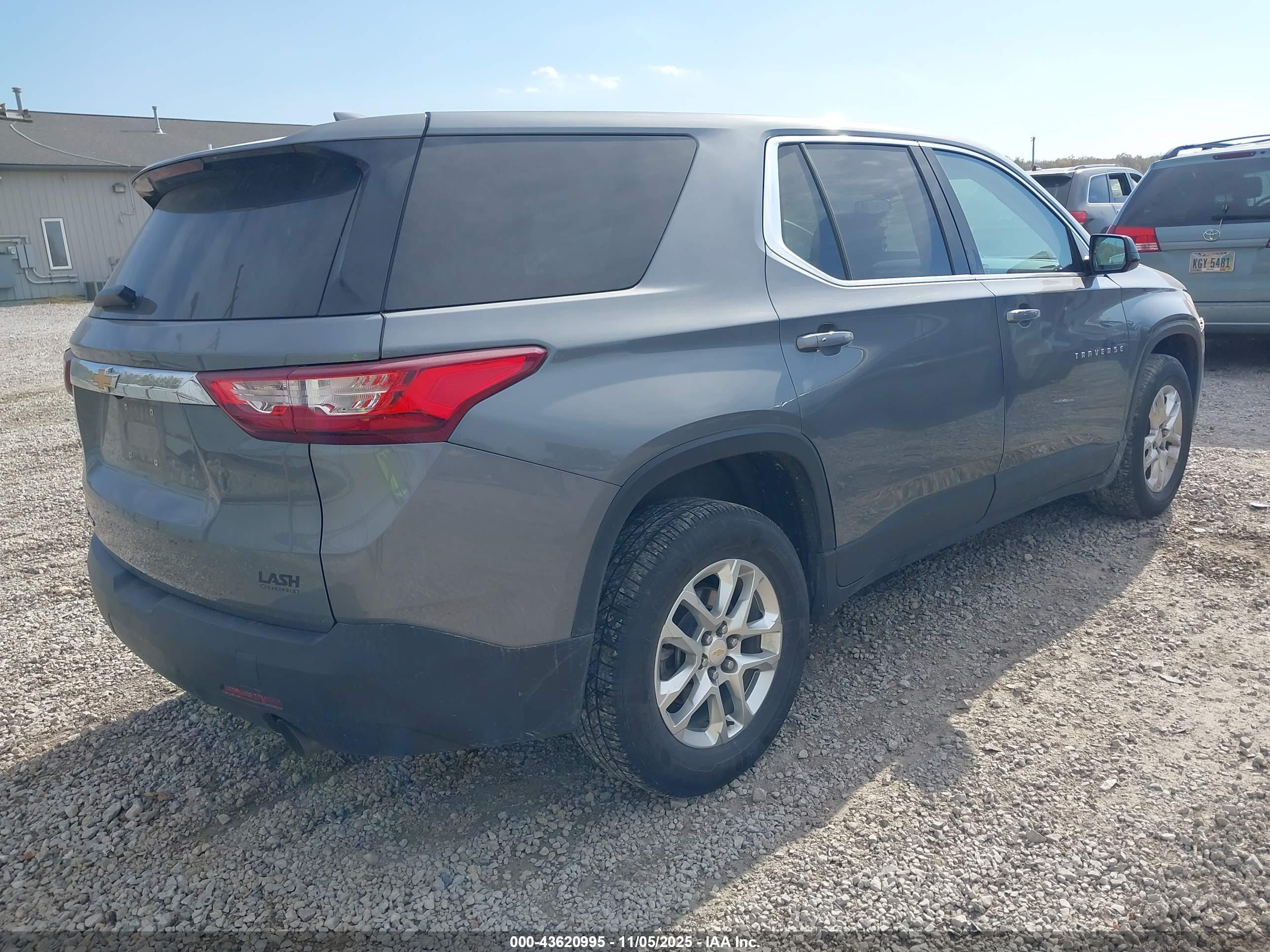 CHEVROLET TRAVERSE image 4