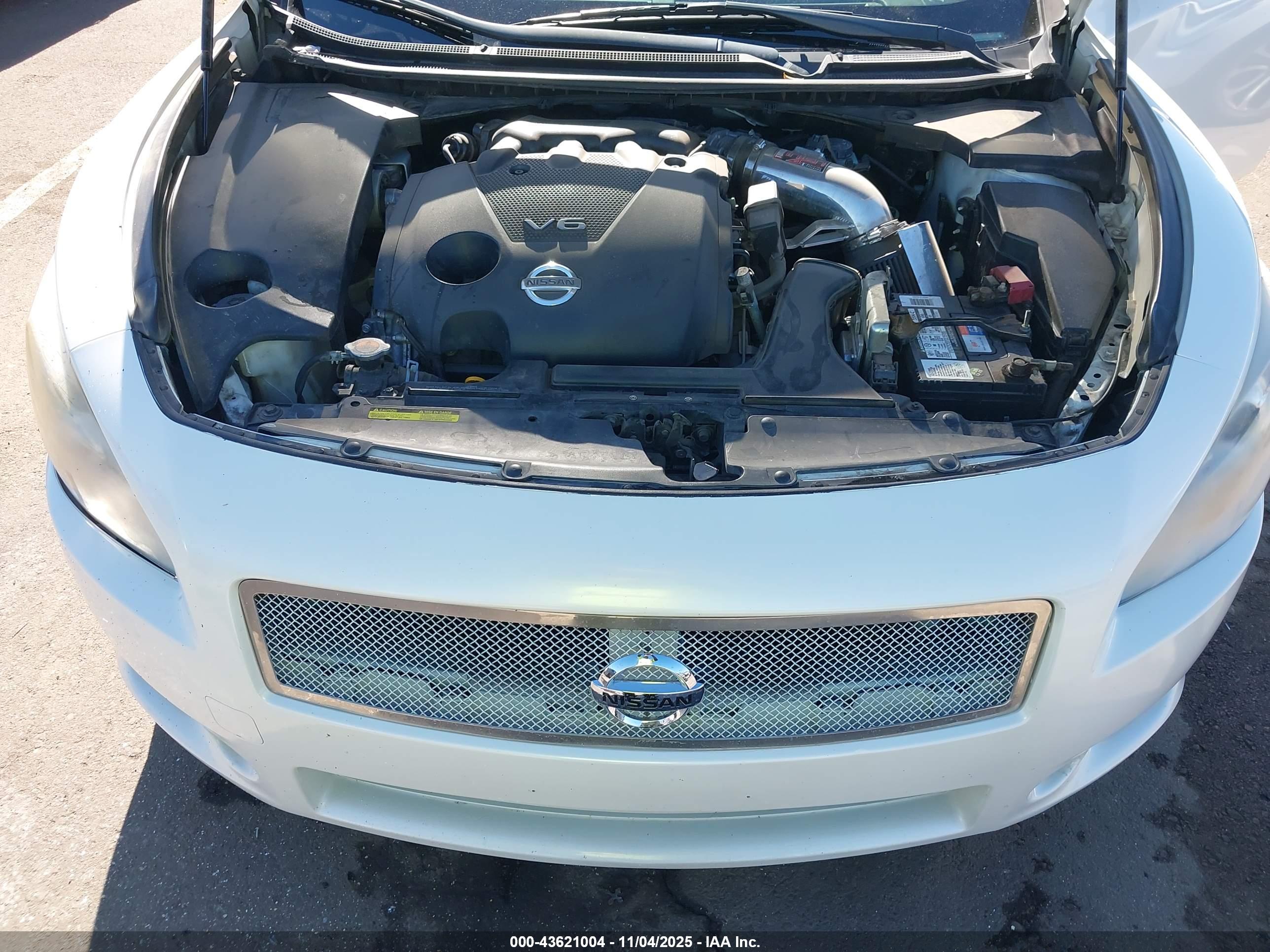NISSAN MAXIMA image 10