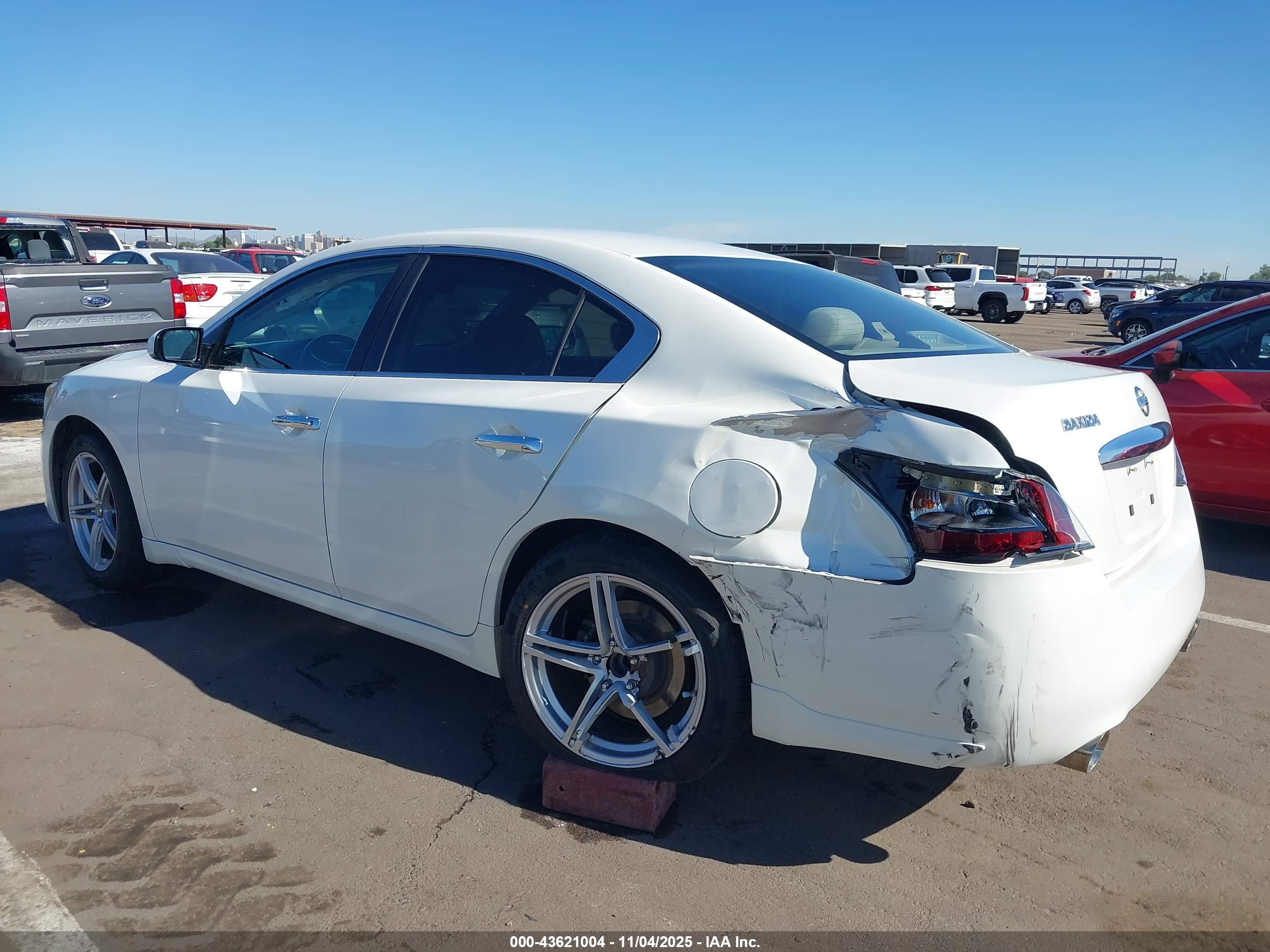 NISSAN MAXIMA image 3