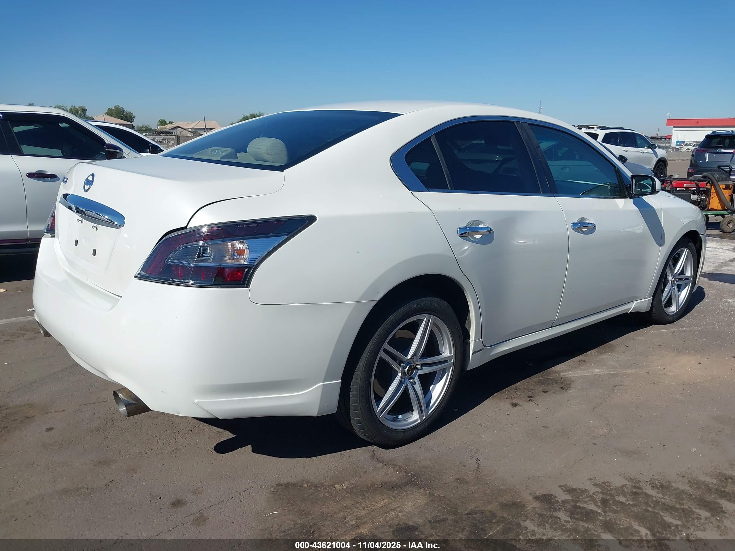 NISSAN MAXIMA image 4