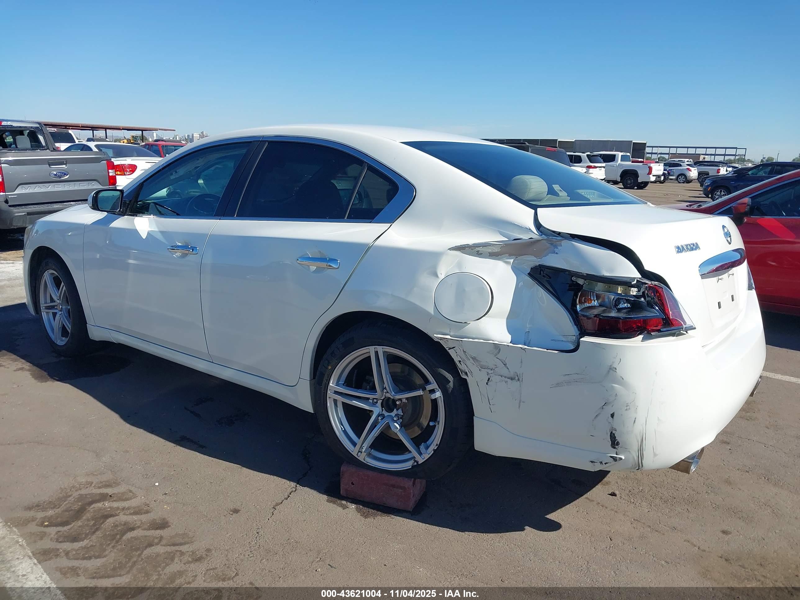 NISSAN MAXIMA image 6