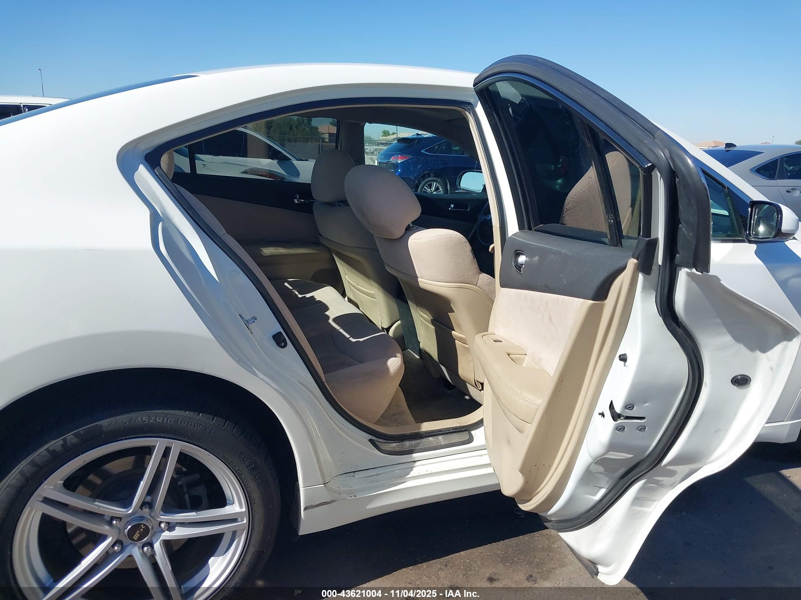 NISSAN MAXIMA image 8