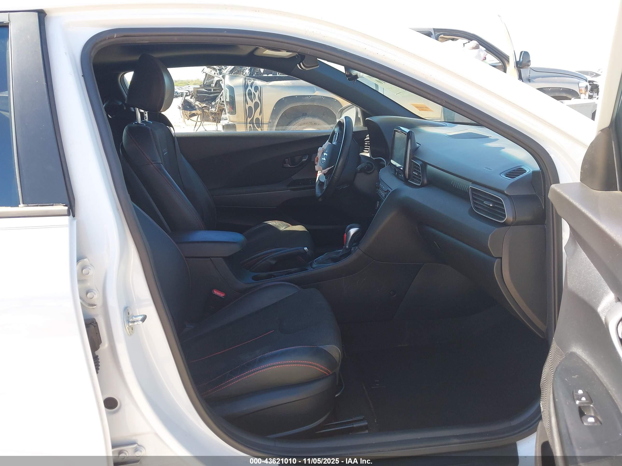 HYUNDAI VELOSTER image 5